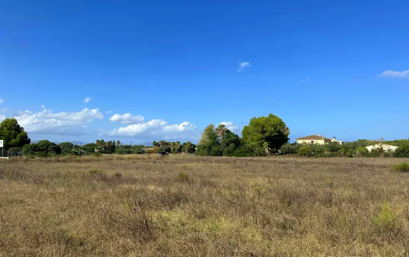 Just minutes from the sensational Playa de Muro, build your own country house