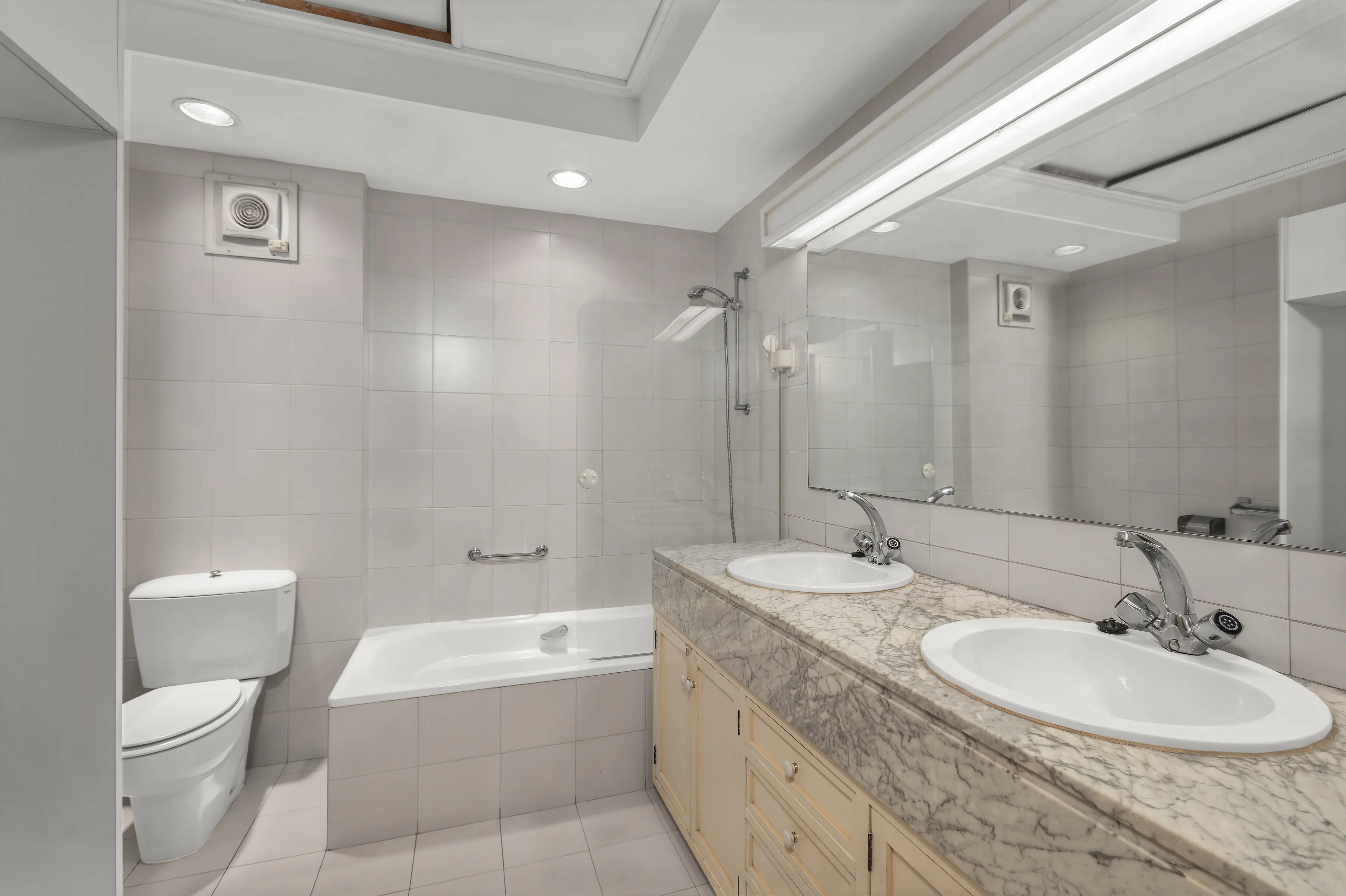 Piso luminoso con terrazas y garaje en emblemático edificio-9