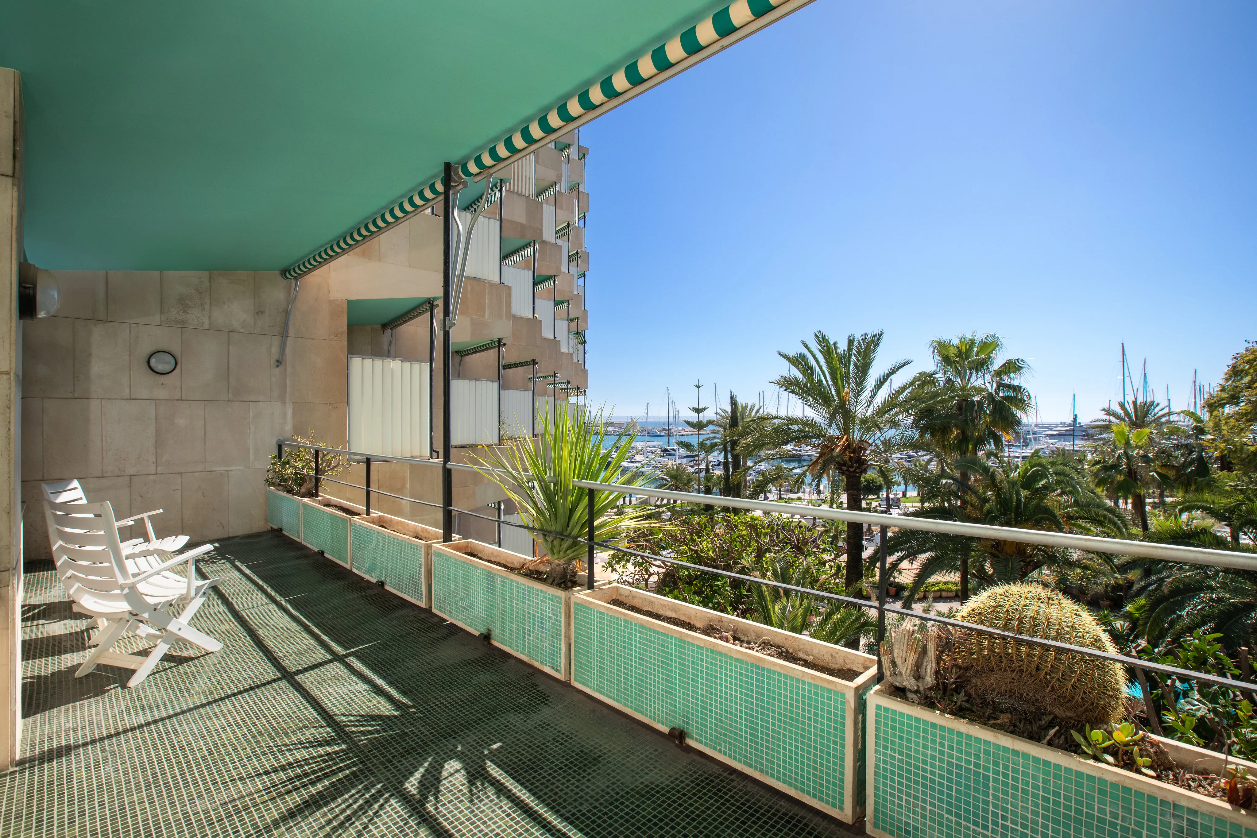 Piso luminoso con terrazas y garaje en emblemático edificio-10