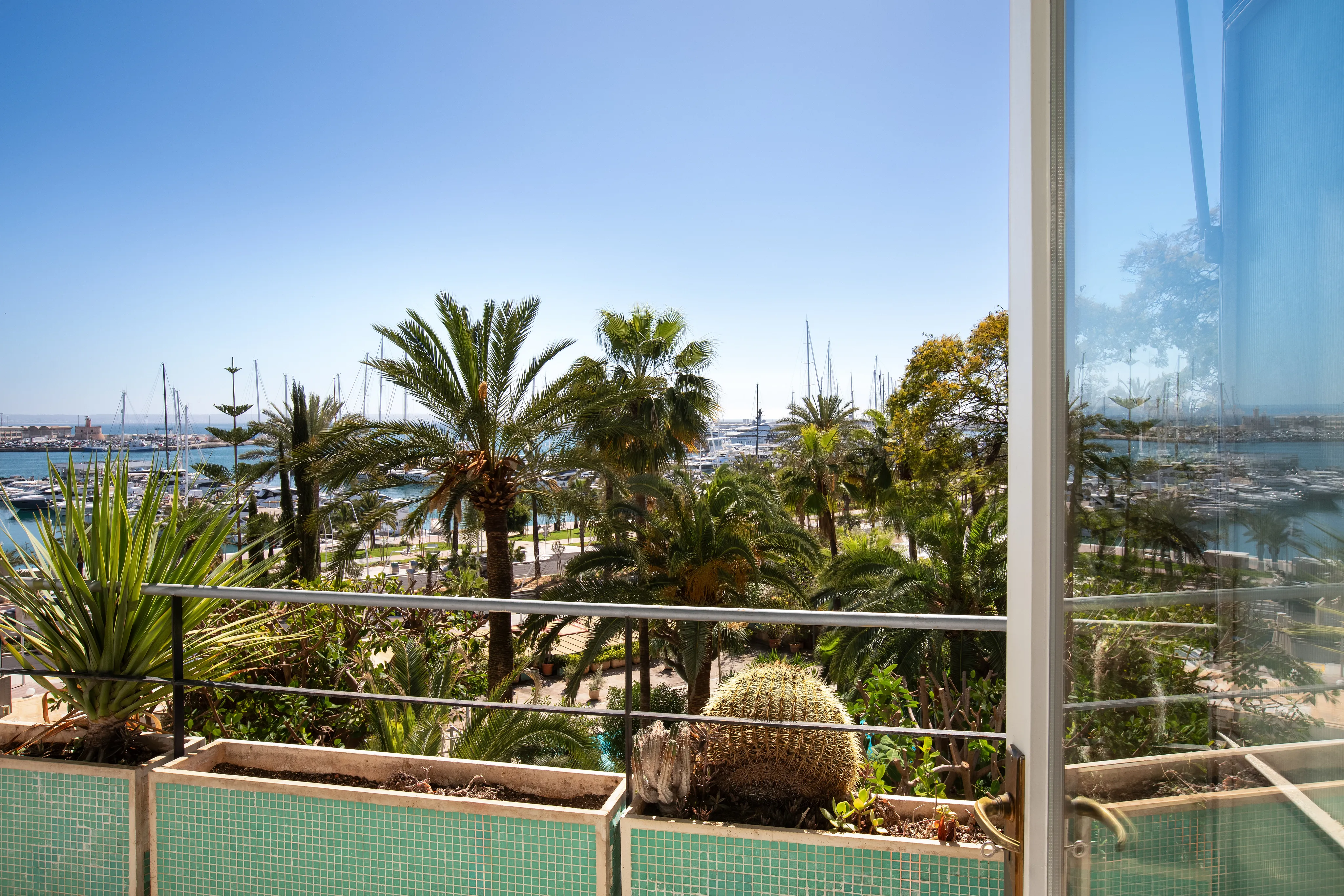 Piso luminoso con terrazas y garaje en emblemático edificio-1