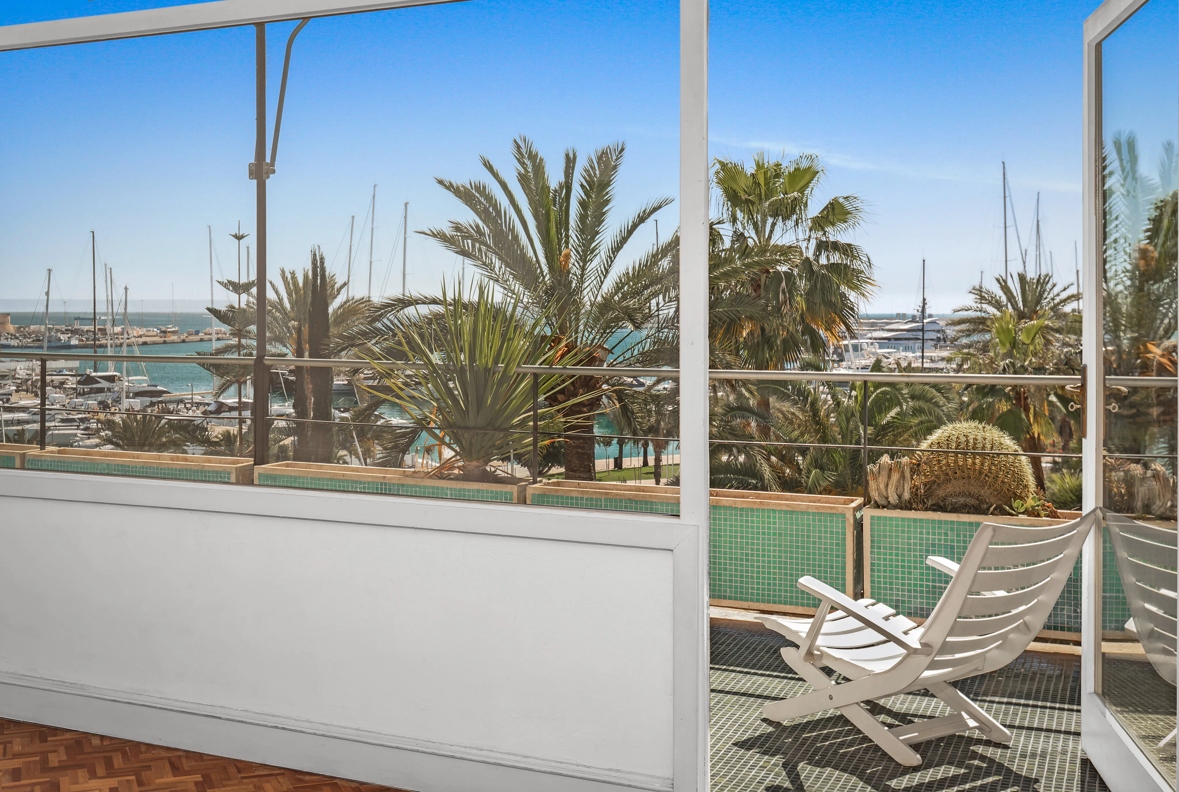 Piso luminoso con terrazas y garaje en emblemático edificio-11