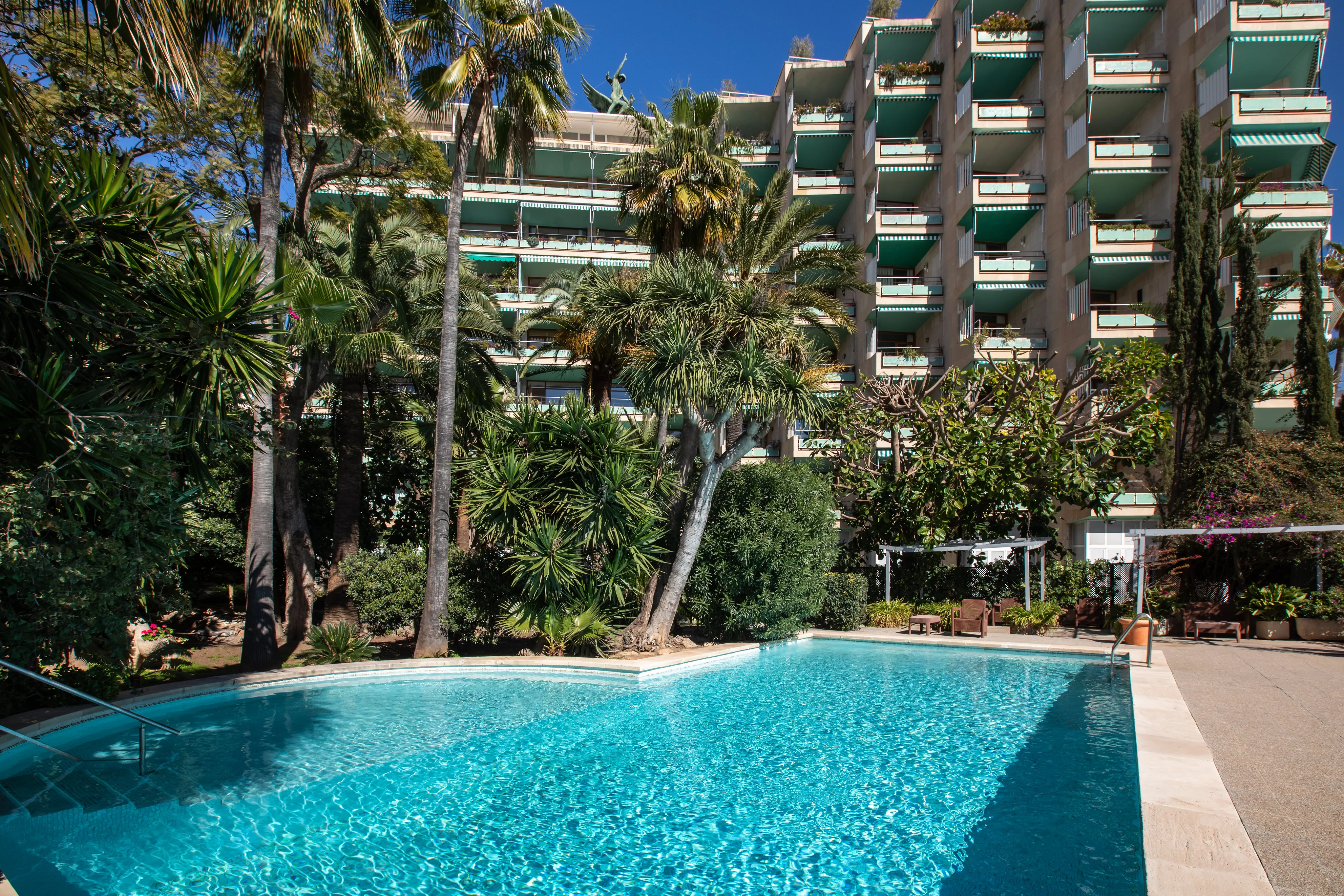 Licht appartement met terrassen en garage in een emblematisch gebouw-5