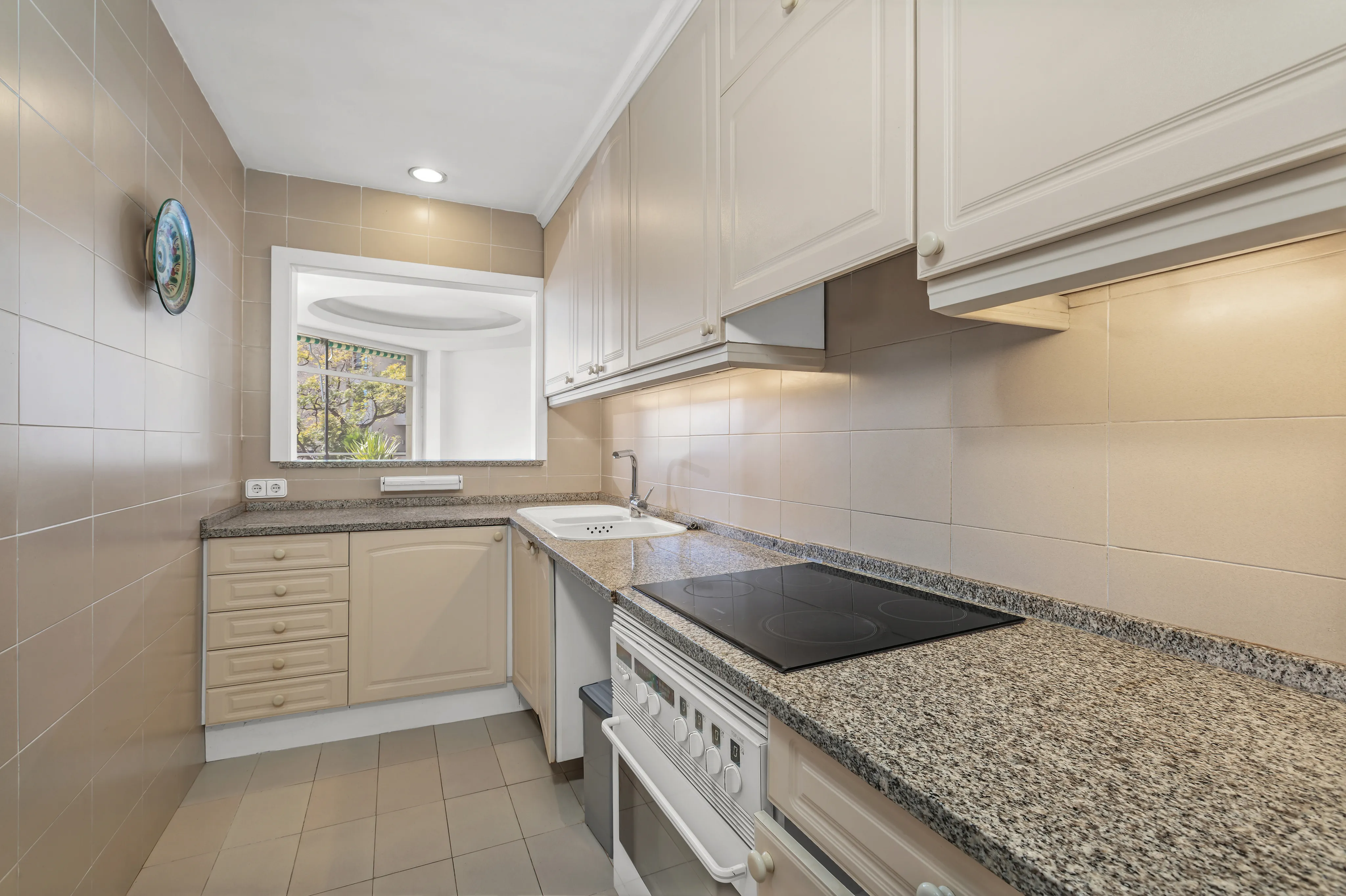 Piso luminoso con terrazas y garaje en emblemático edificio-5