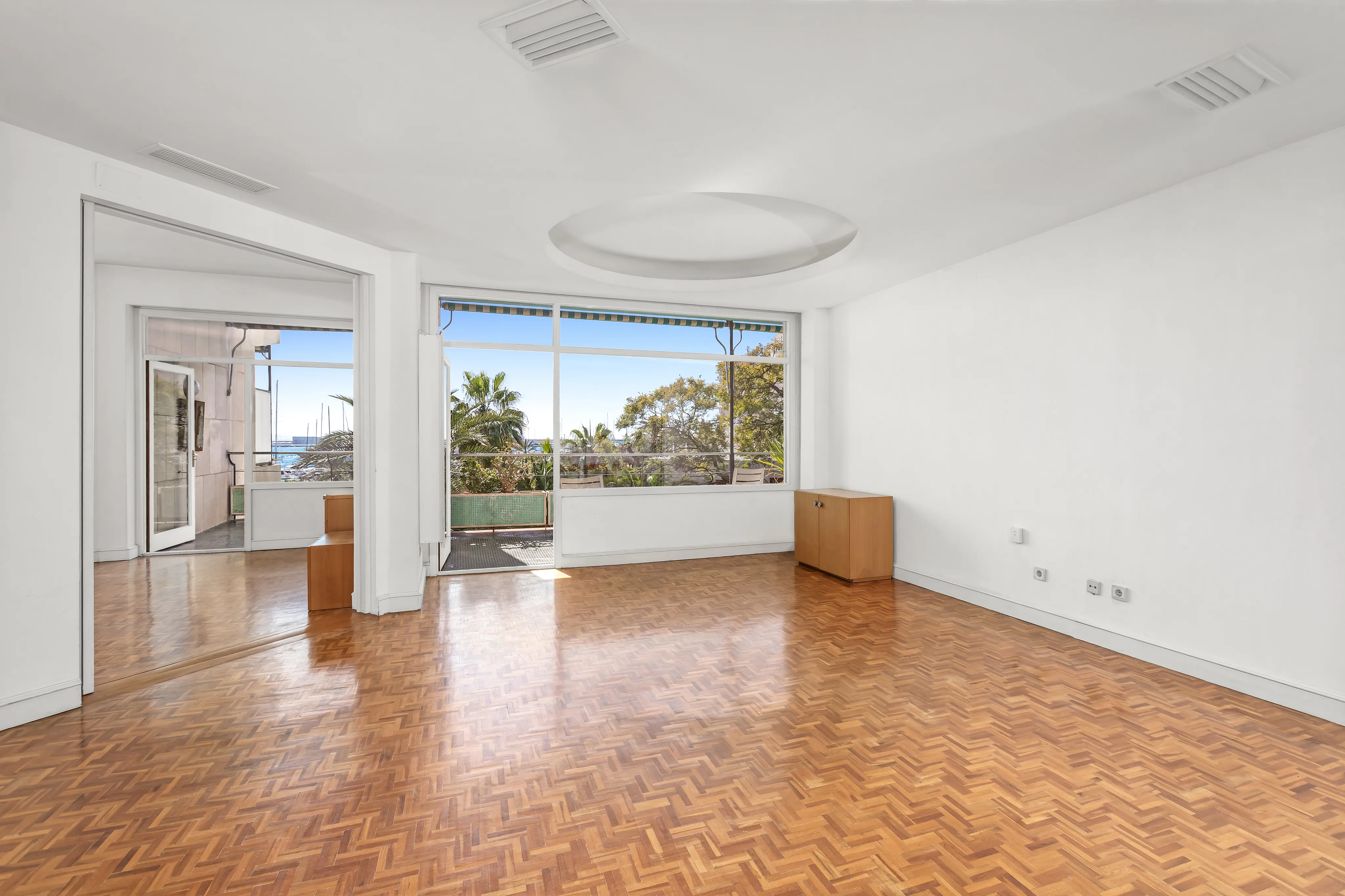 Piso luminoso con terrazas y garaje en emblemático edificio-3