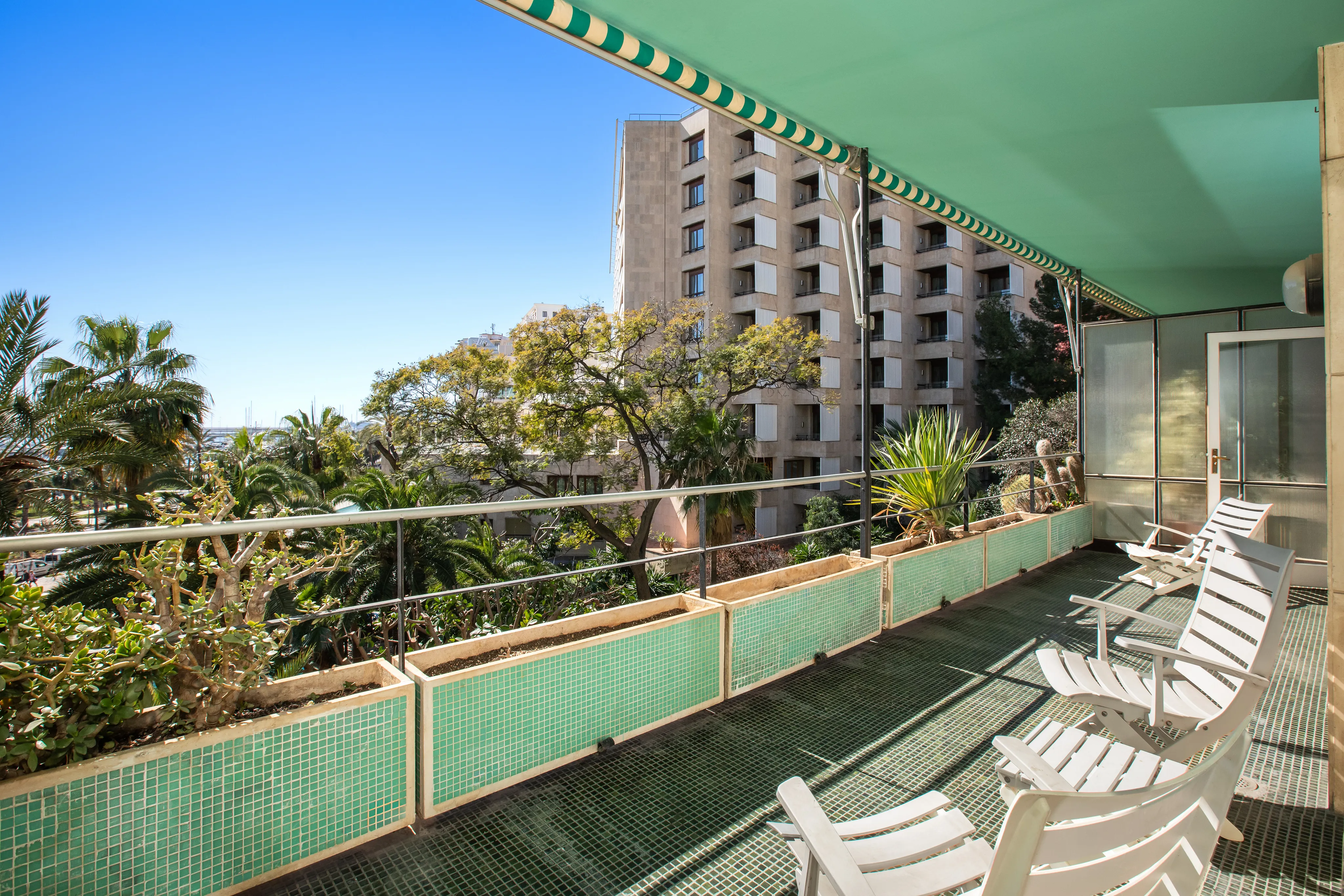 Piso luminoso con terrazas y garaje en emblemático edificio-12
