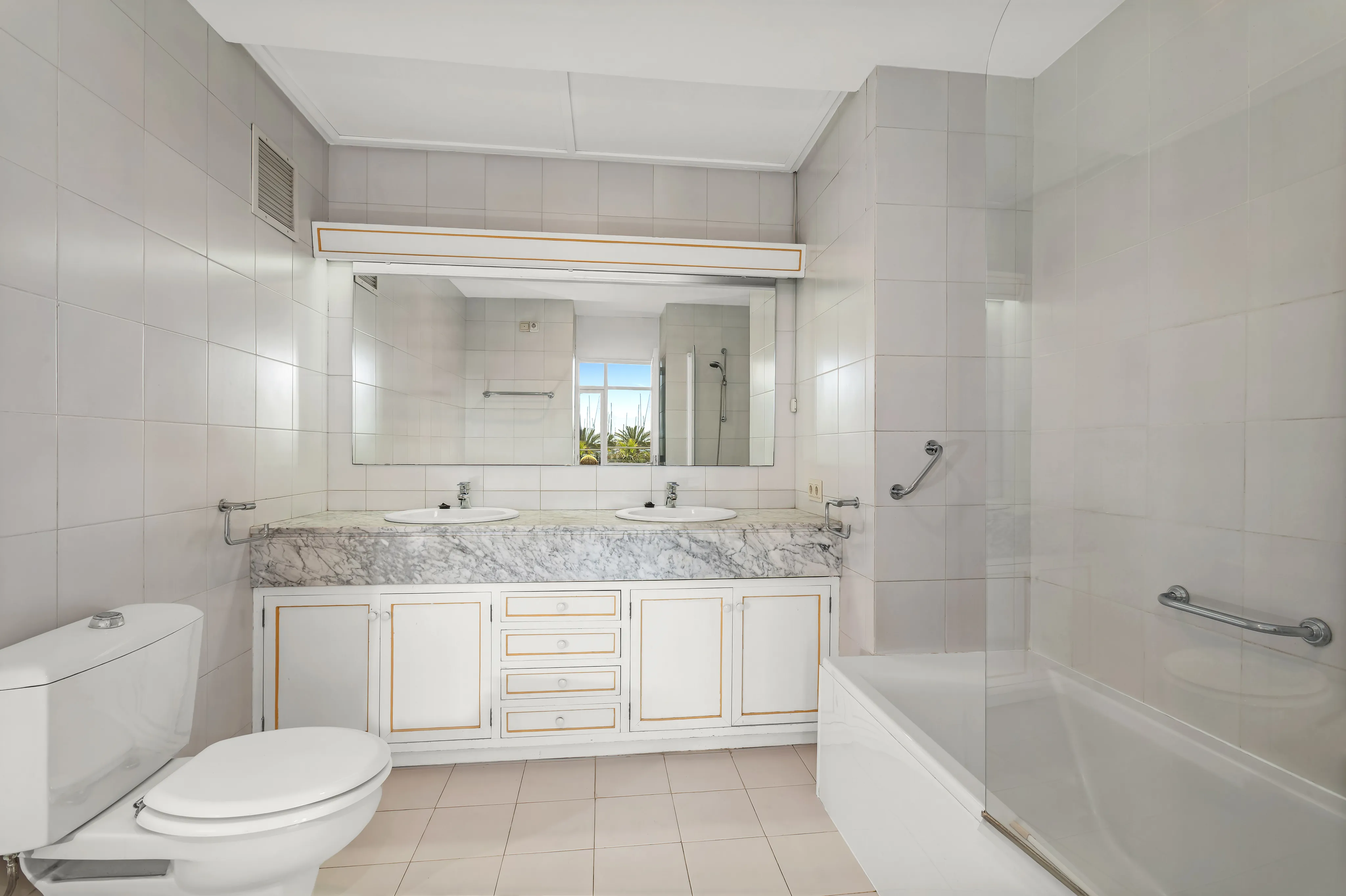 Licht appartement met terrassen en garage in een emblematisch gebouw-3