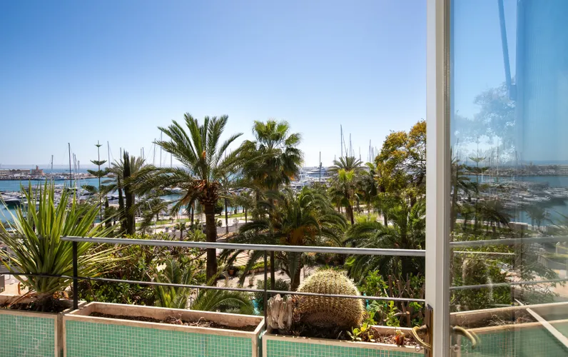 Licht appartement met terrassen en garage in een emblematisch gebouw