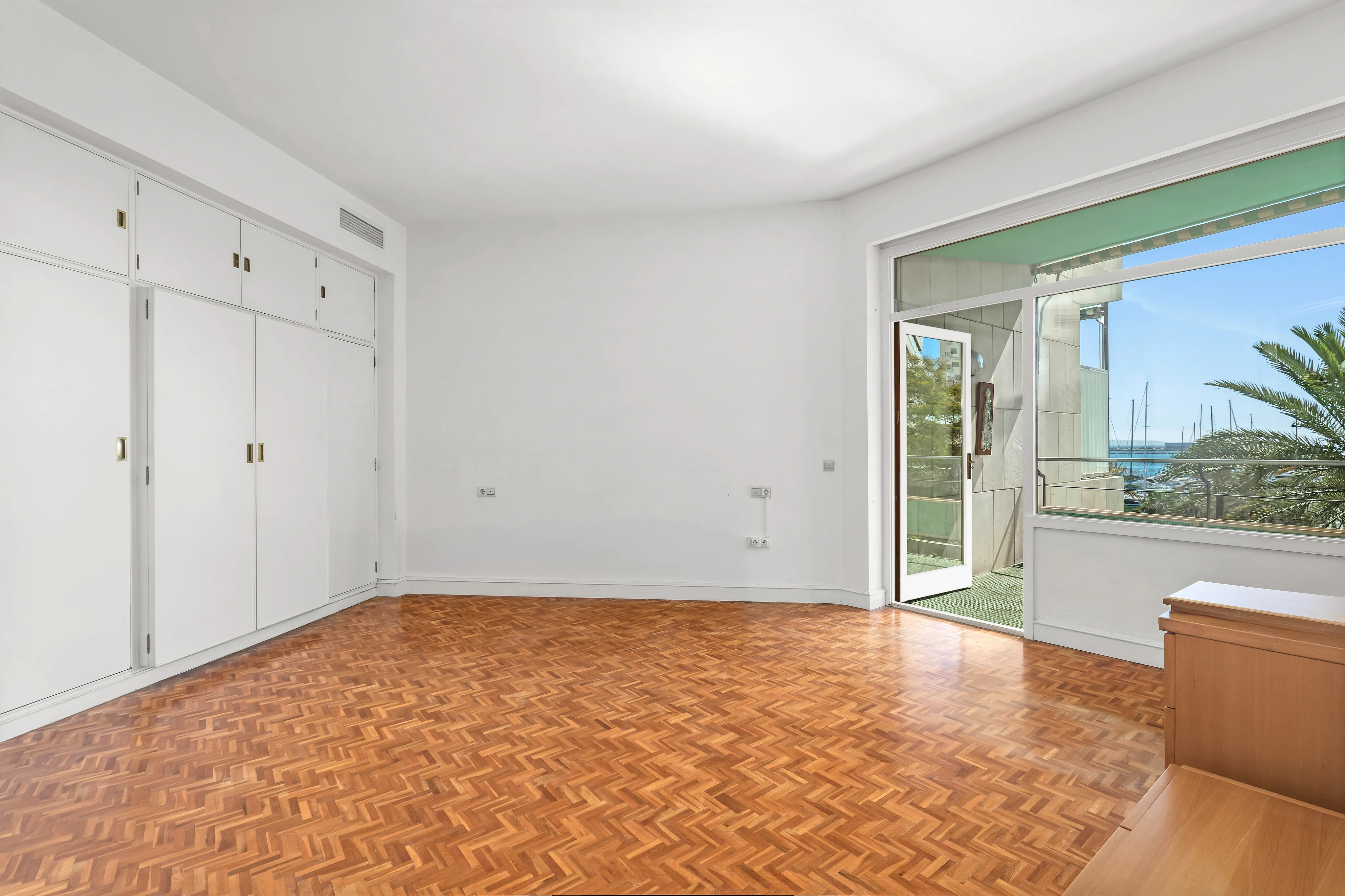 Licht appartement met terrassen en garage in een emblematisch gebouw-4