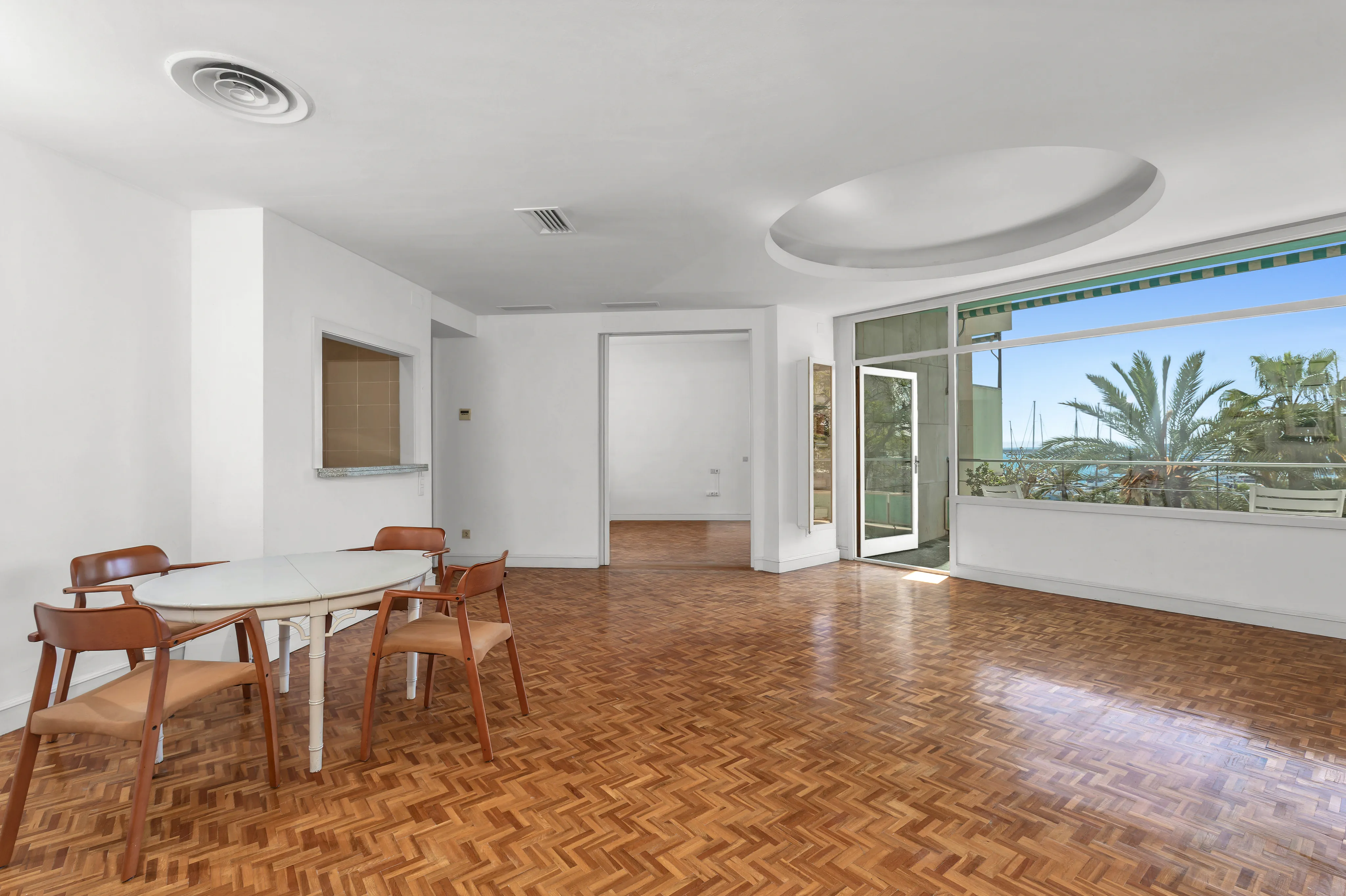 Piso luminoso con terrazas y garaje en emblemático edificio-2