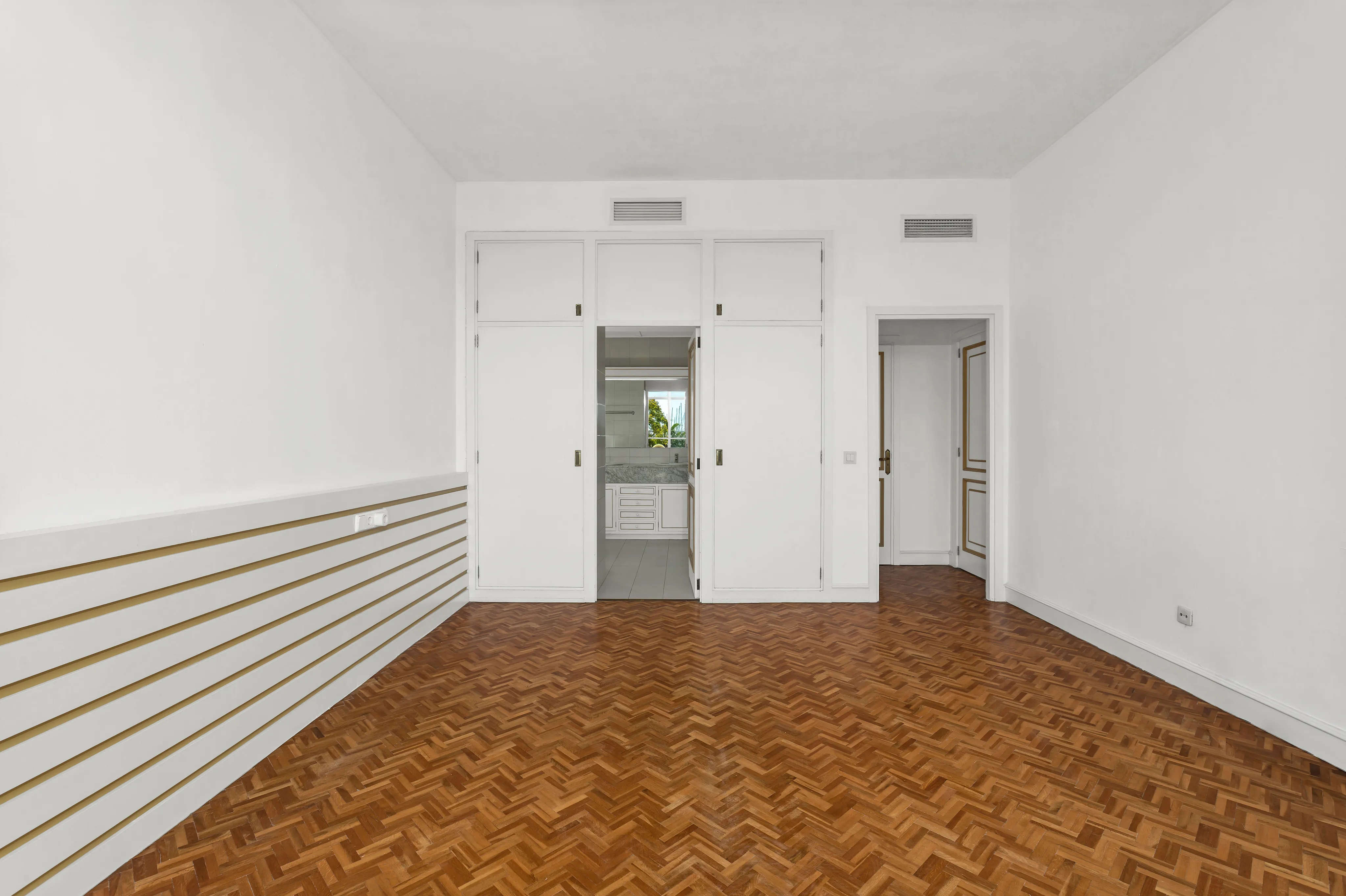 Piso luminoso con terrazas y garaje en emblemático edificio-8