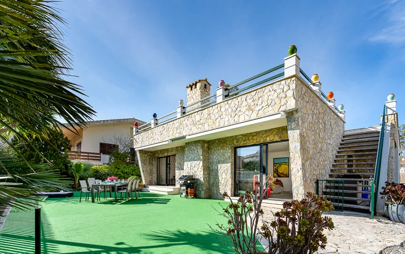 Modern villa with vacation rental license – just a few minutes' walk from the beach