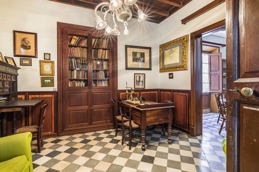 Casa señorial con jardín y vistas al mar-4