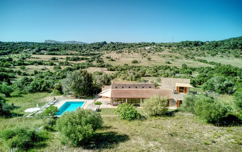 Finca z kamienia naturalnego z basenem i panoramicznym widokiem między Artà i Son Servera
