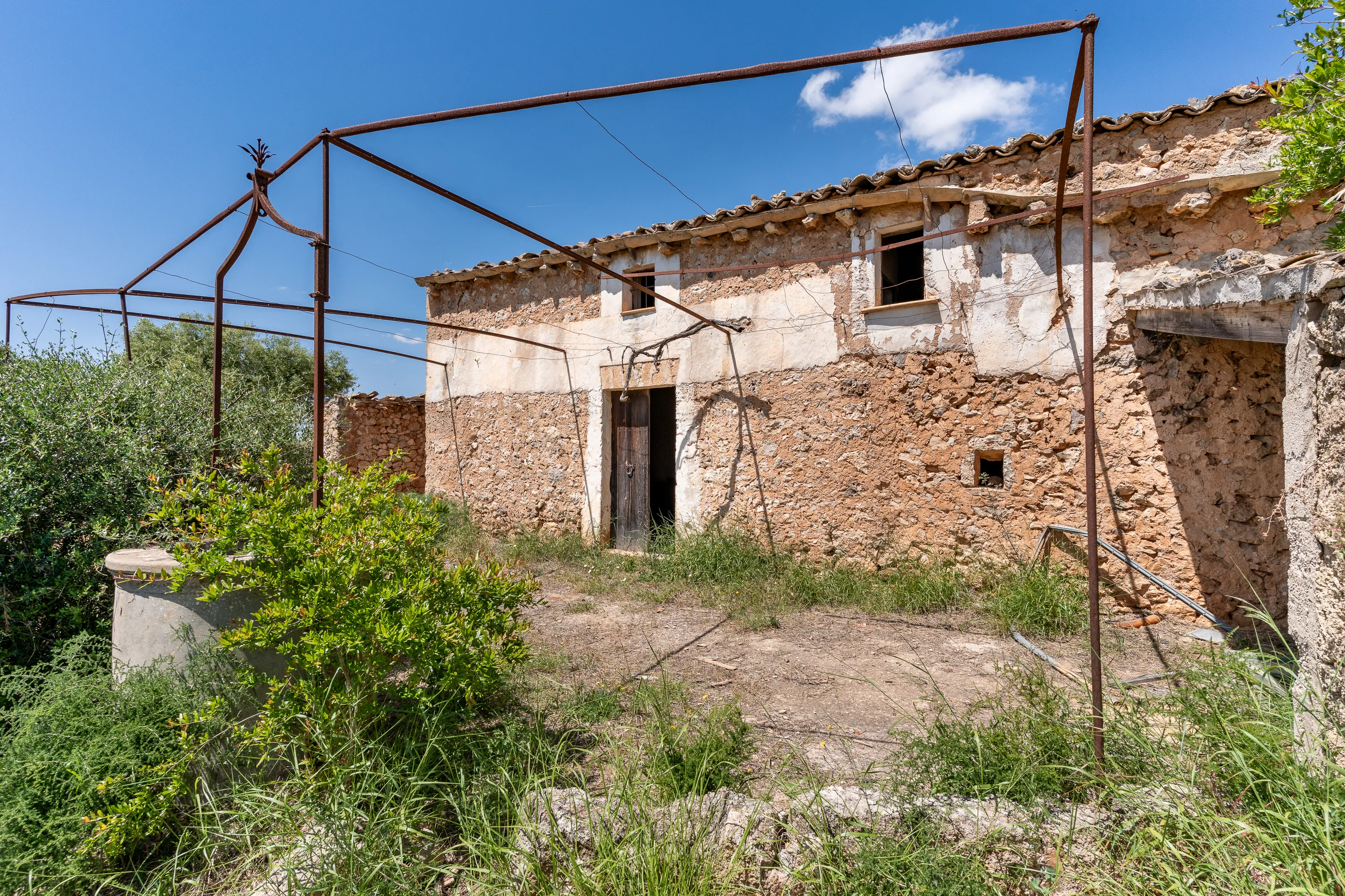 Terreny amb ruïna de pedra i projecte de restauració-6