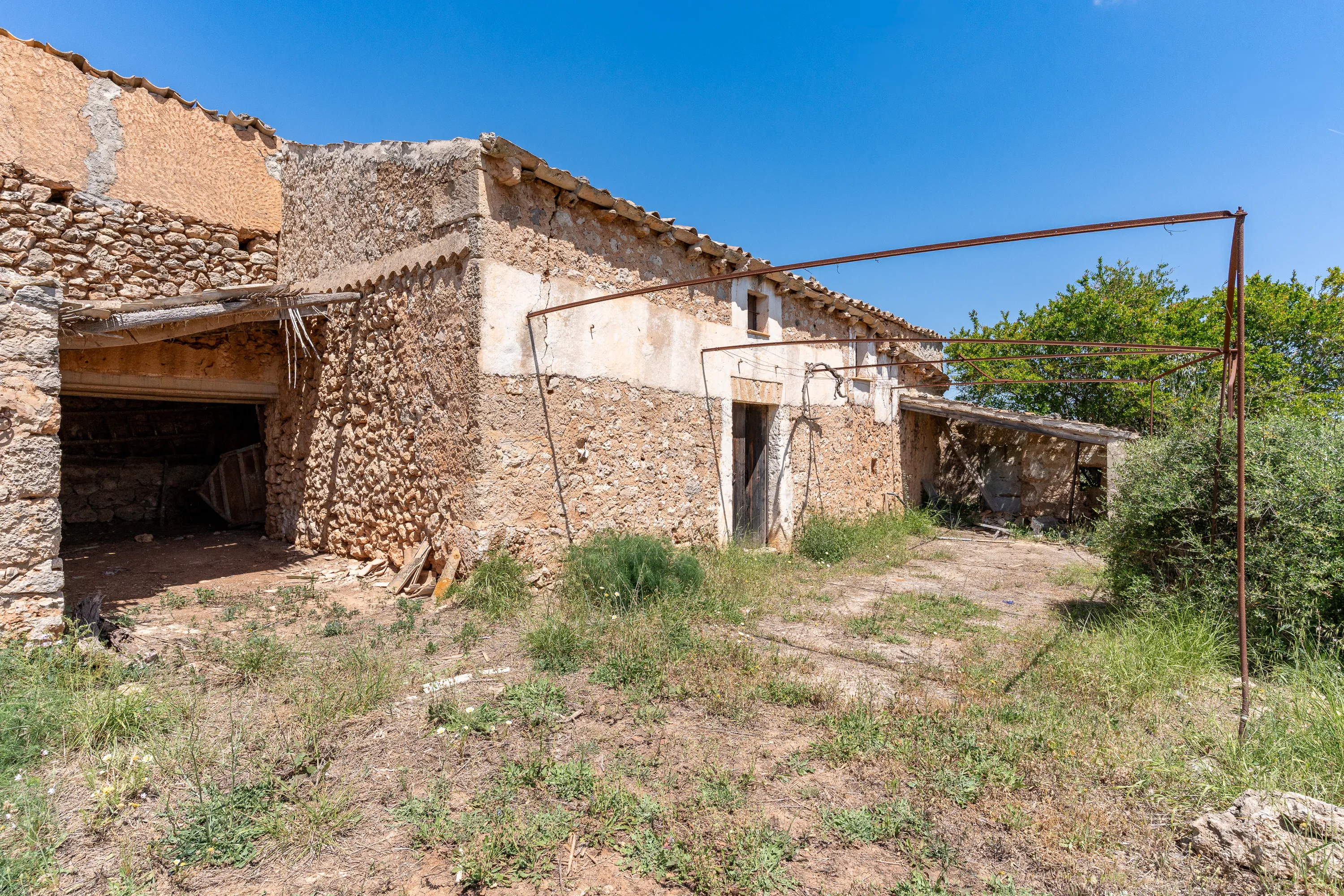 Terreny amb ruïna de pedra i projecte de restauració-3