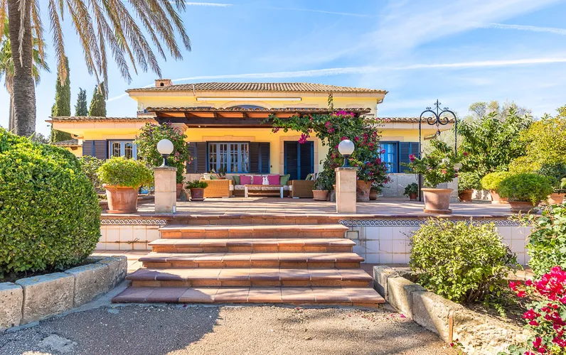 Finca med medelhavsträdgård och utsikt nära Manacor