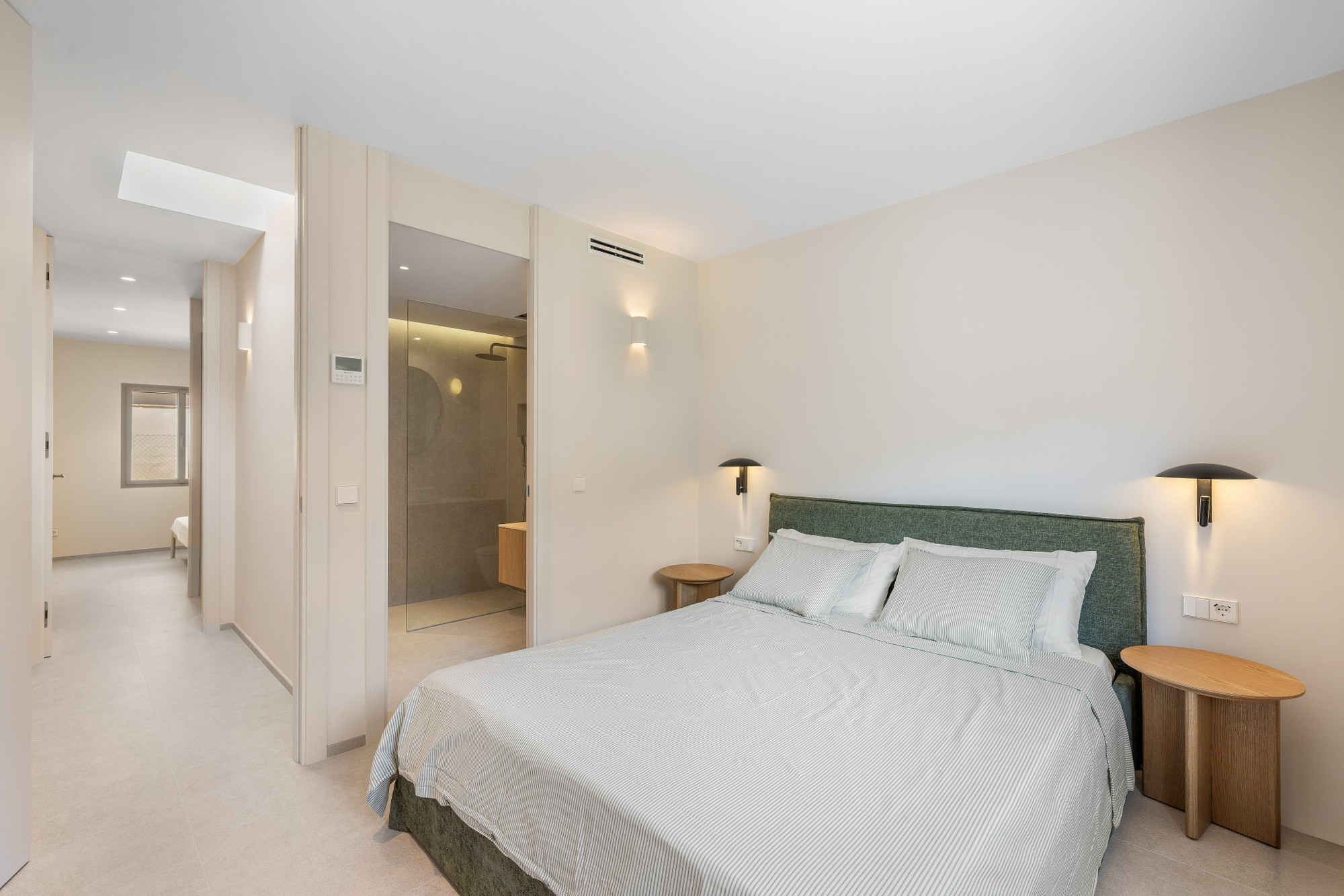 Fully renovated terraced house in a sought-after location-8
