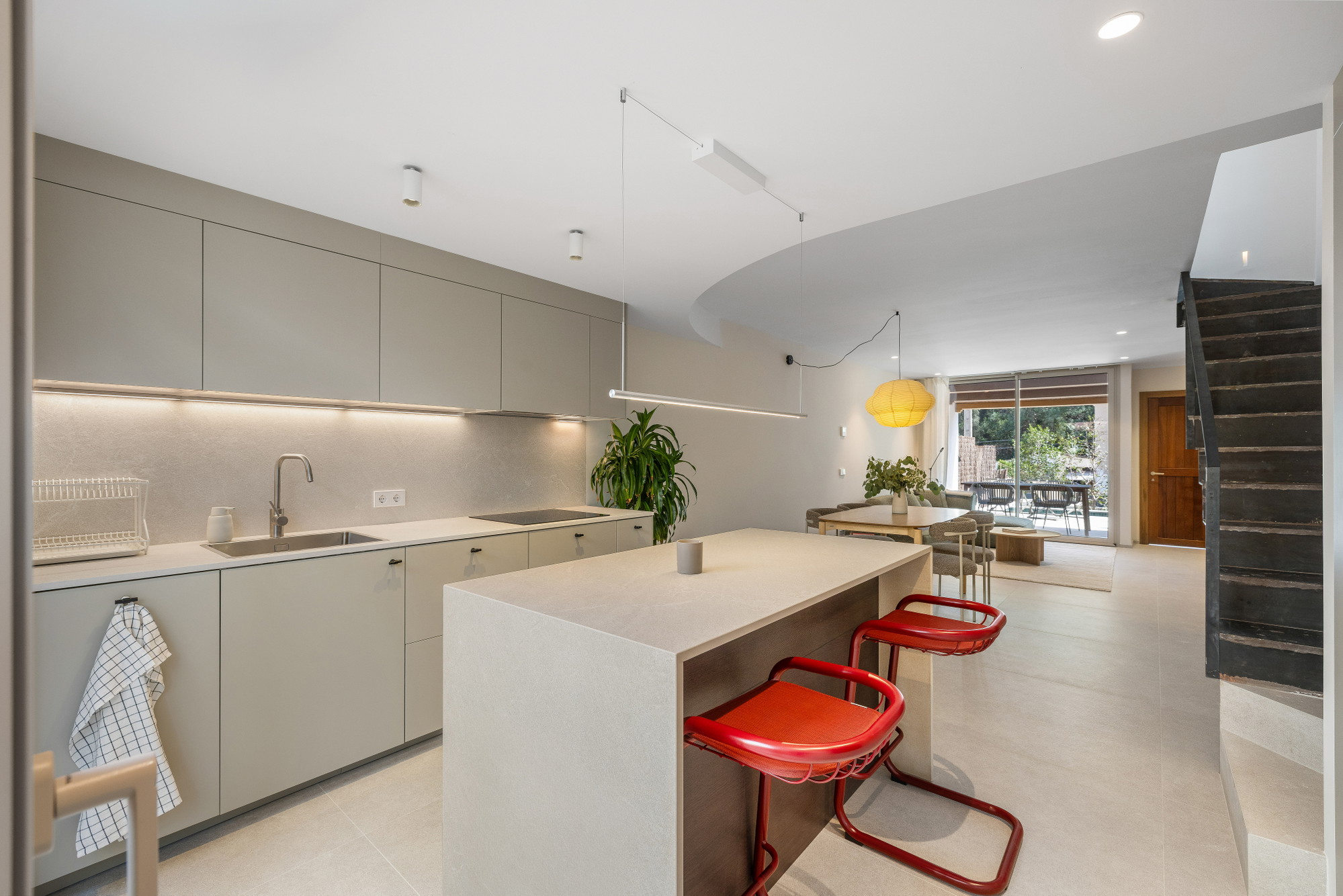 Fully renovated terraced house in a sought-after location-9
