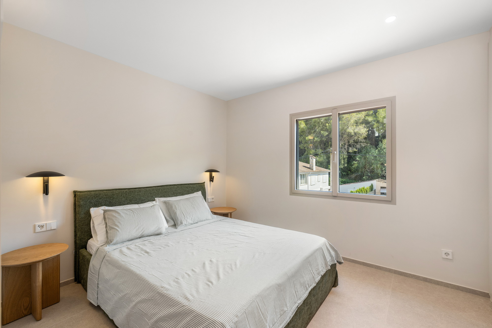 Fully renovated terraced house in a sought-after location-2