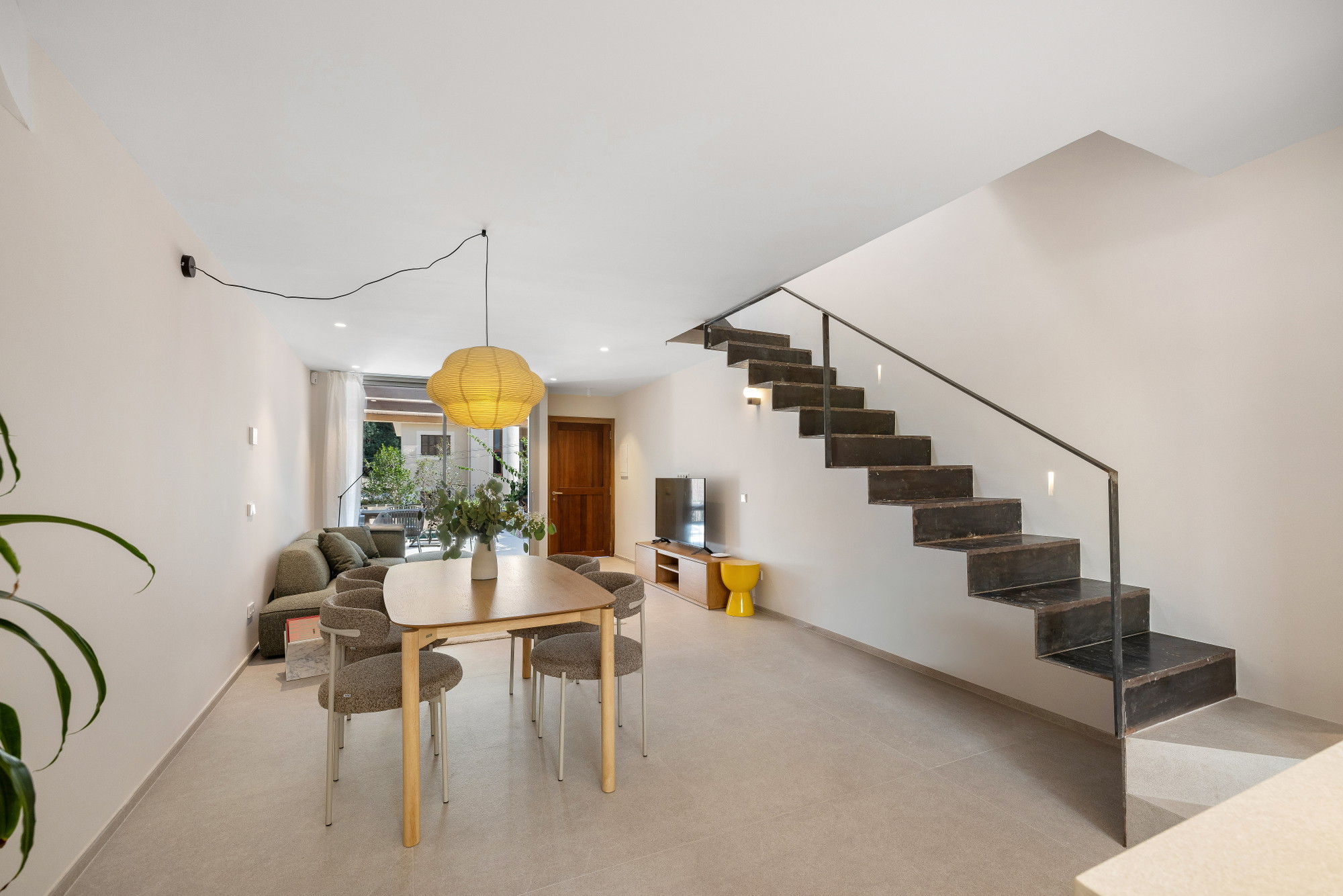 Fully renovated terraced house in a sought-after location-12