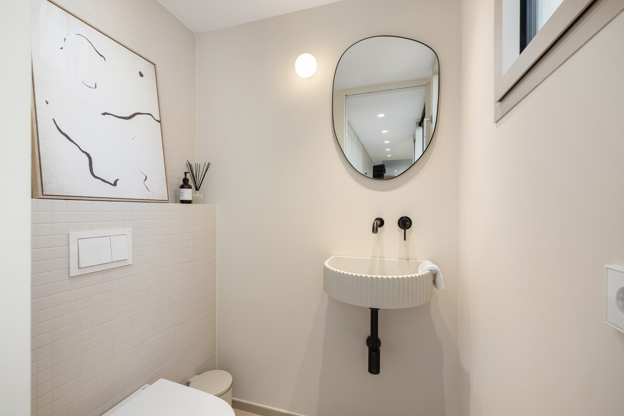 Fully renovated terraced house in a sought-after location-10