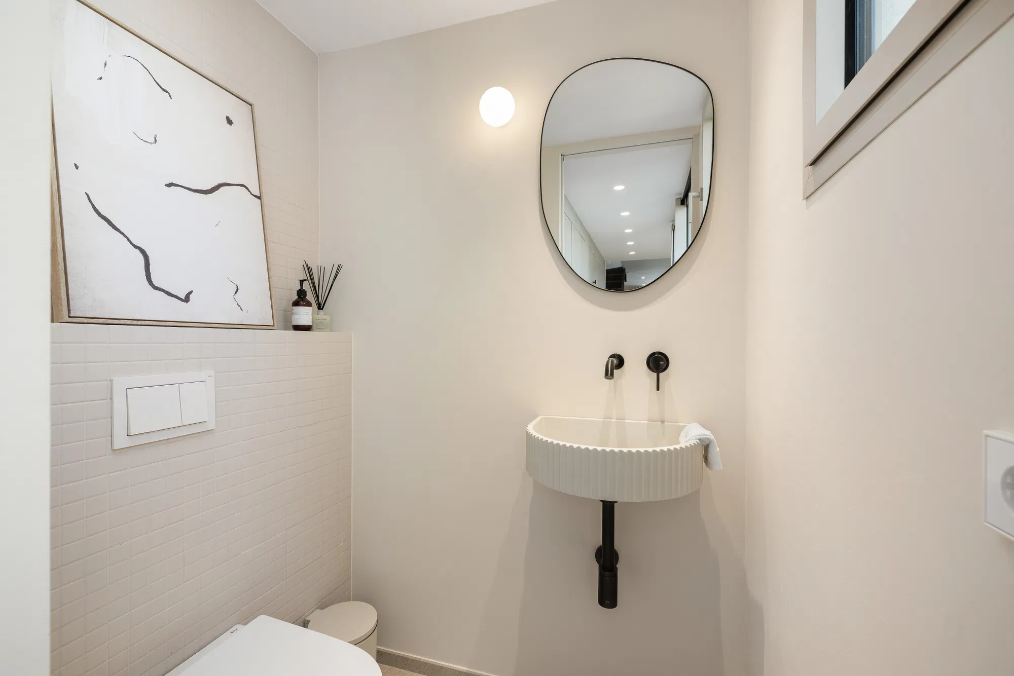 Fully renovated terraced house in a sought-after location-10