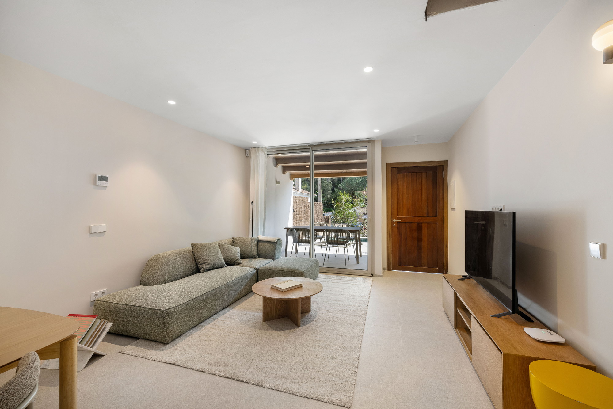 Fully renovated terraced house in a sought-after location-13