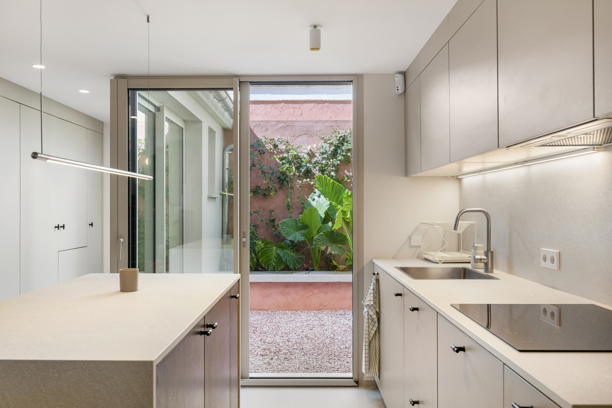Fully renovated terraced house in a sought-after location-11