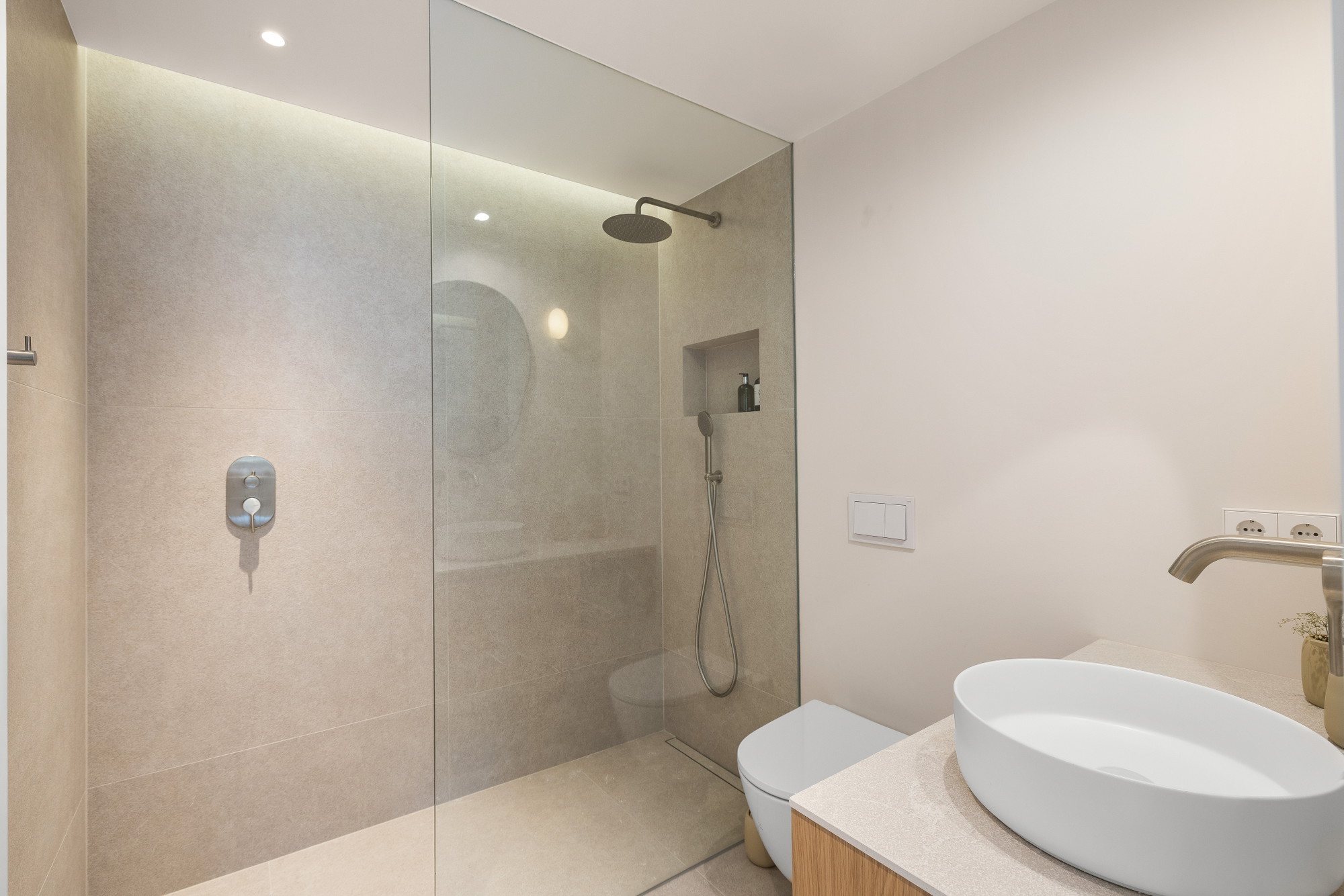 Fully renovated terraced house in a sought-after location-3