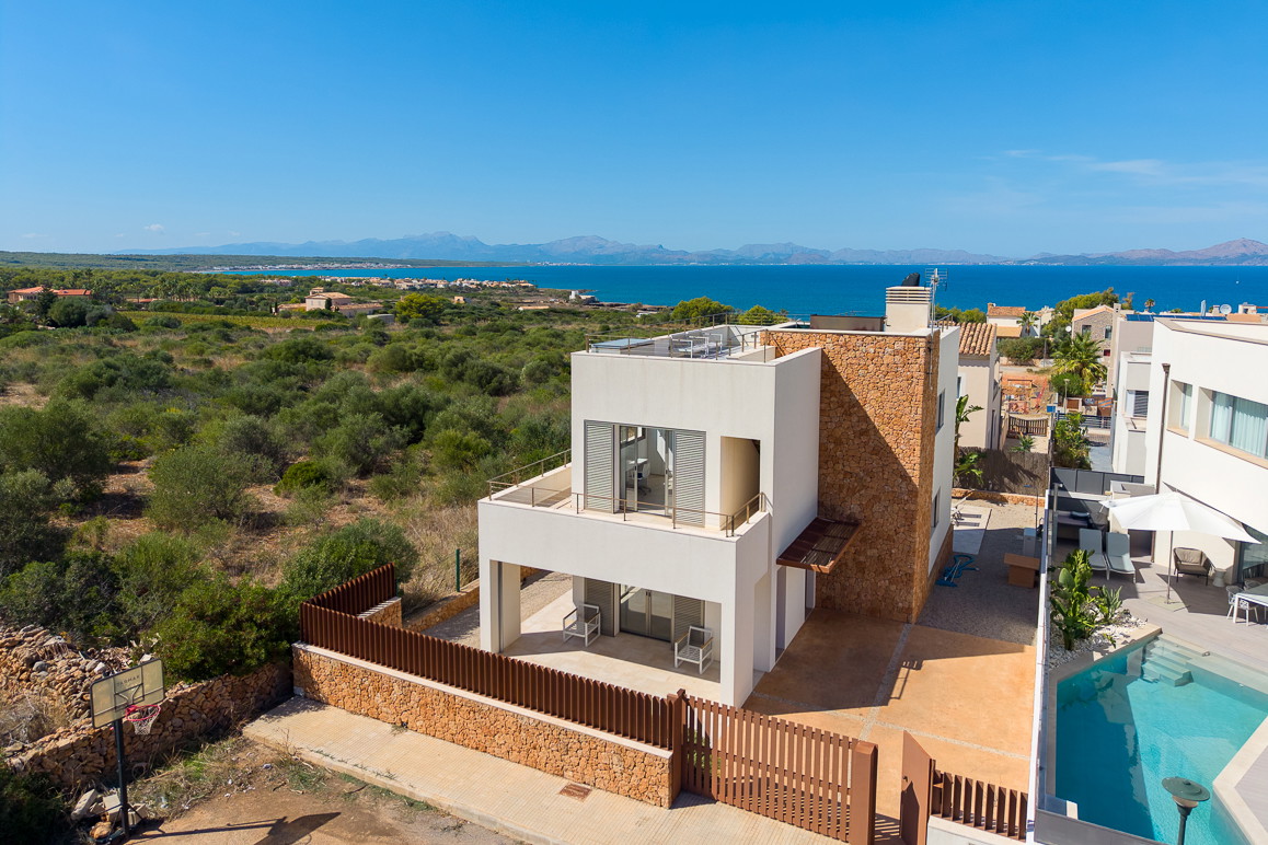 Casa moderna con piscina y espectaculares vistas sobre la bahía de Alcúdia