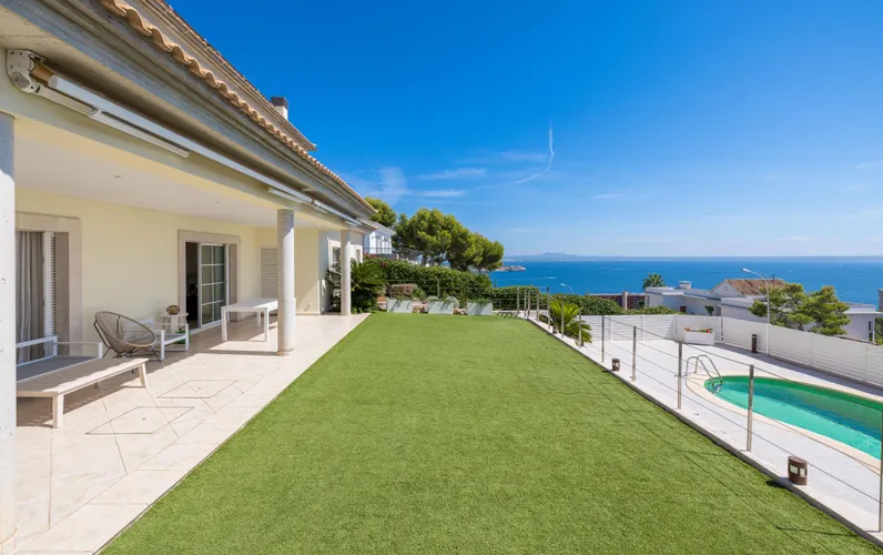 Elegant family villa with sea views in Cas Català