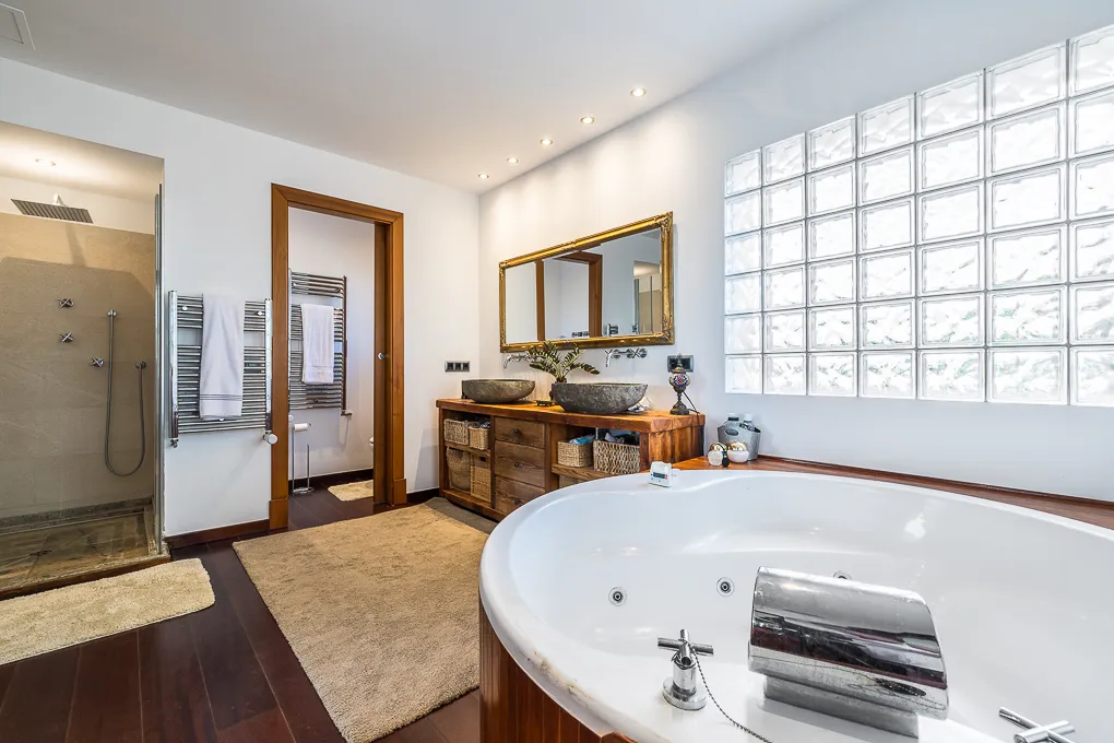 Villa di alta qualità con giardino e pineta-13