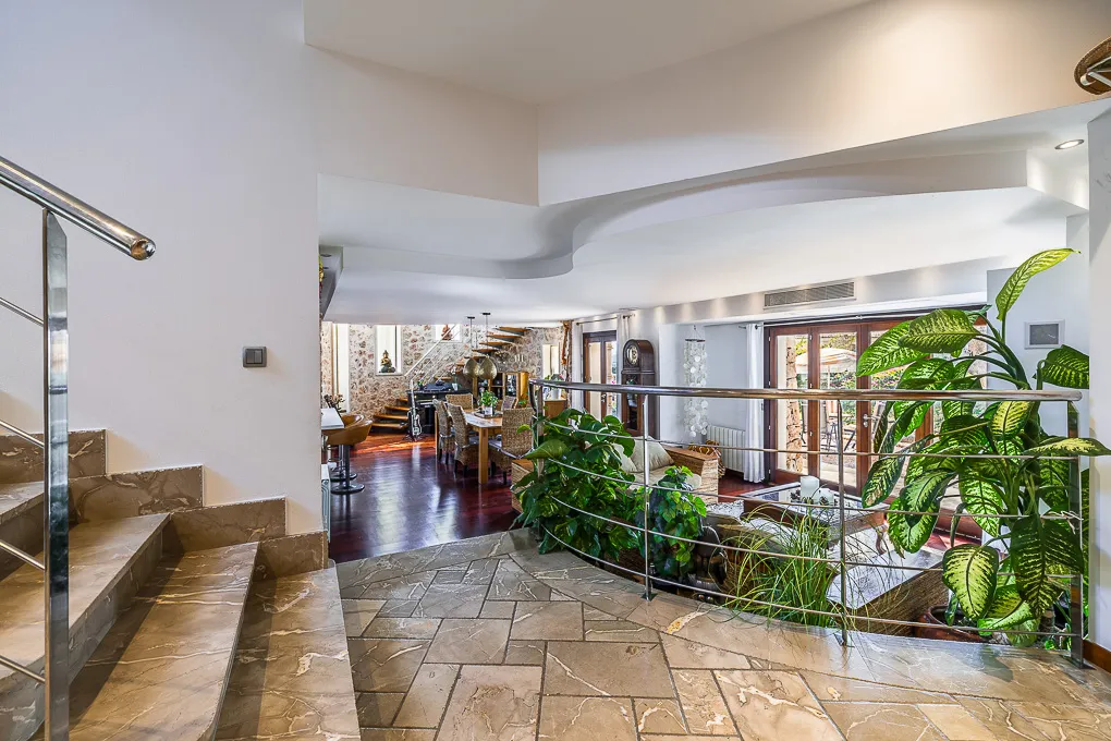 Villa di alta qualità con giardino e pineta-9