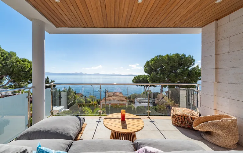 Villa moderna con impresionantes vistas al mar y licencia de alquiler vacacional