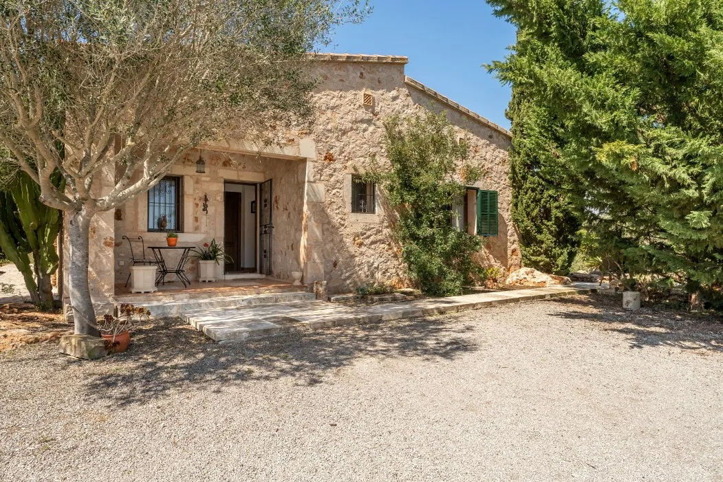 Finca idéalement située avec permis de location-17