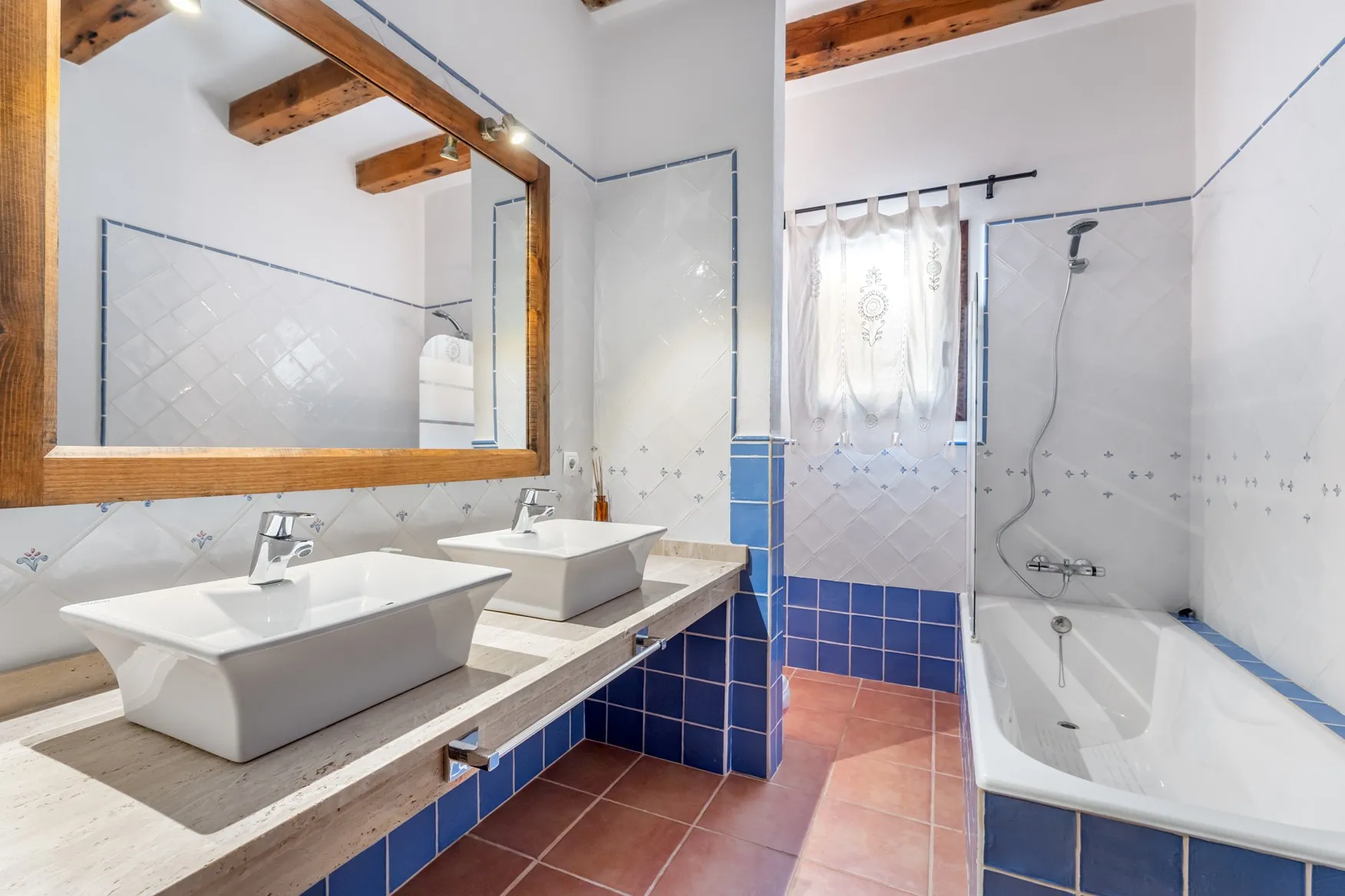 Finca idéalement située avec permis de location-10