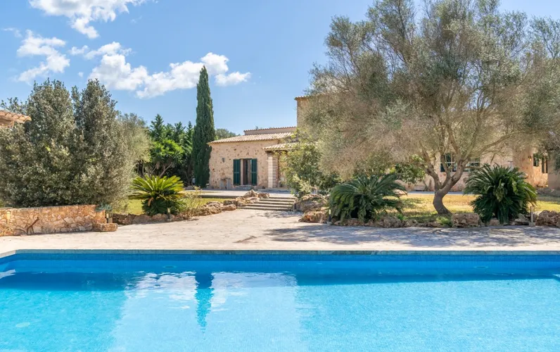 Idyllically situated finca with rental licence