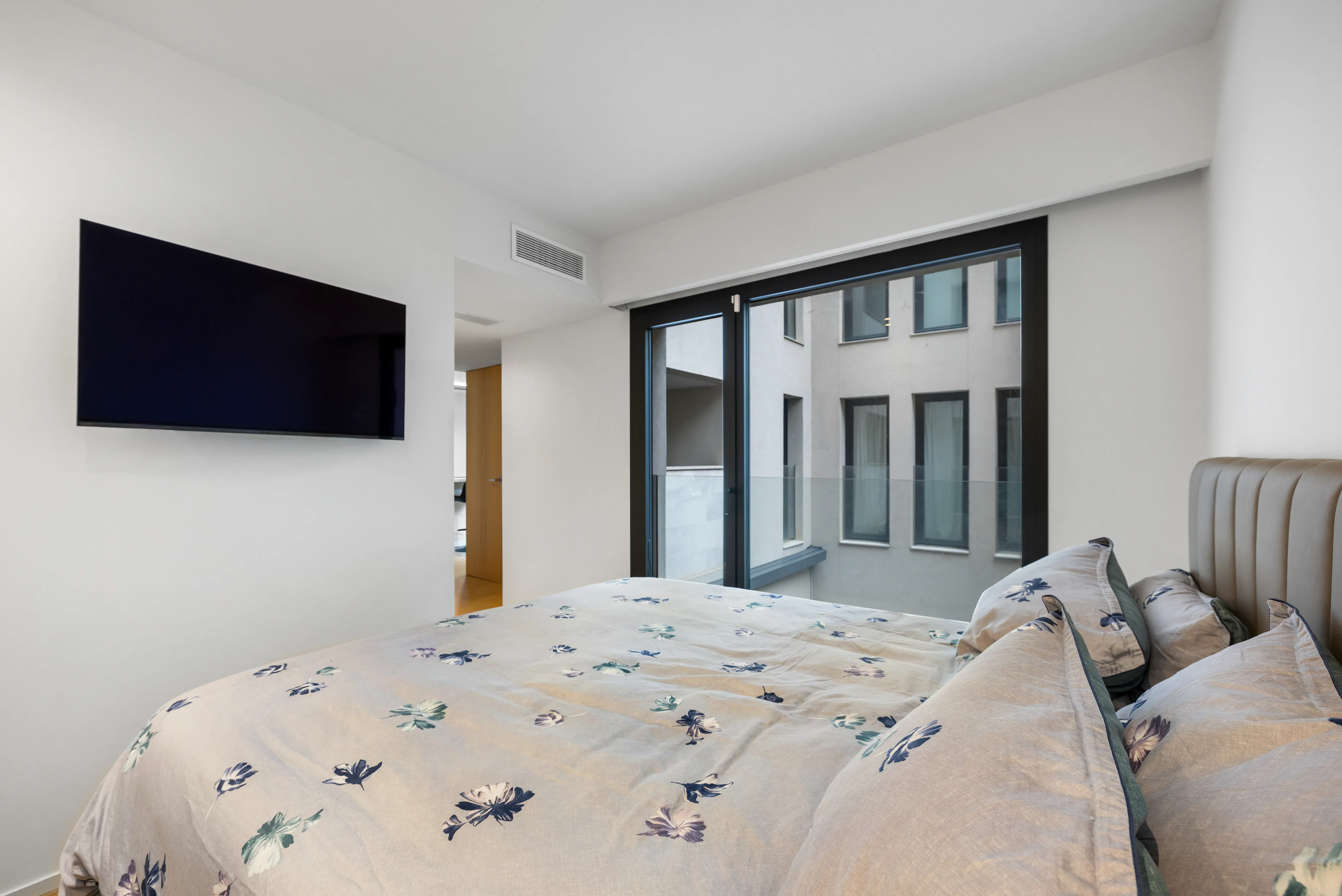 Elegancia contemporánea en primera línea del Paseo Marítimo con vistas abiertas al puerto-8