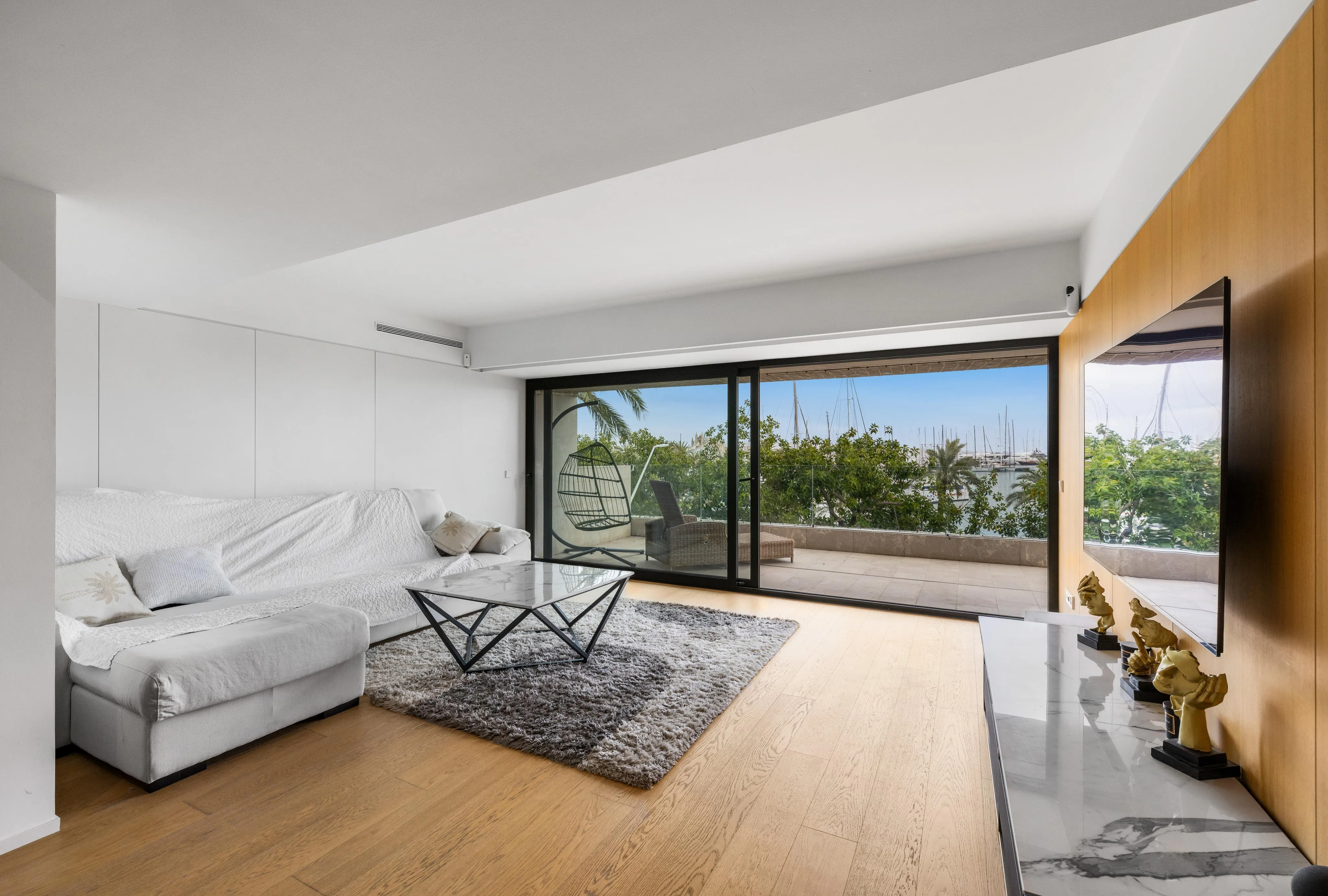 Elegancia contemporánea en primera línea del Paseo Marítimo con vistas abiertas al puerto-4