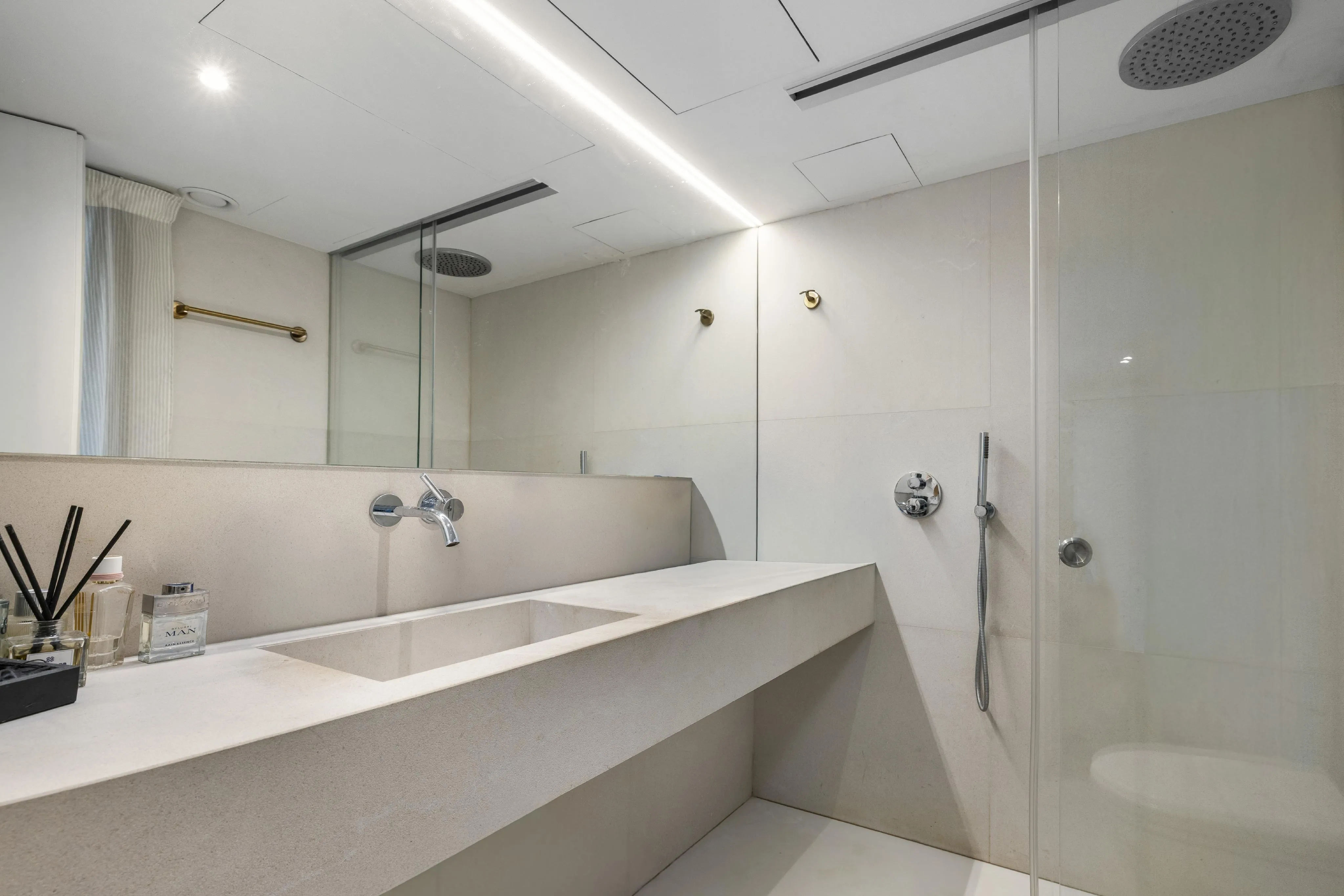 Contemporary Elegance on the Front Line of Paseo Marítimo with Open Views of the Harbour-8