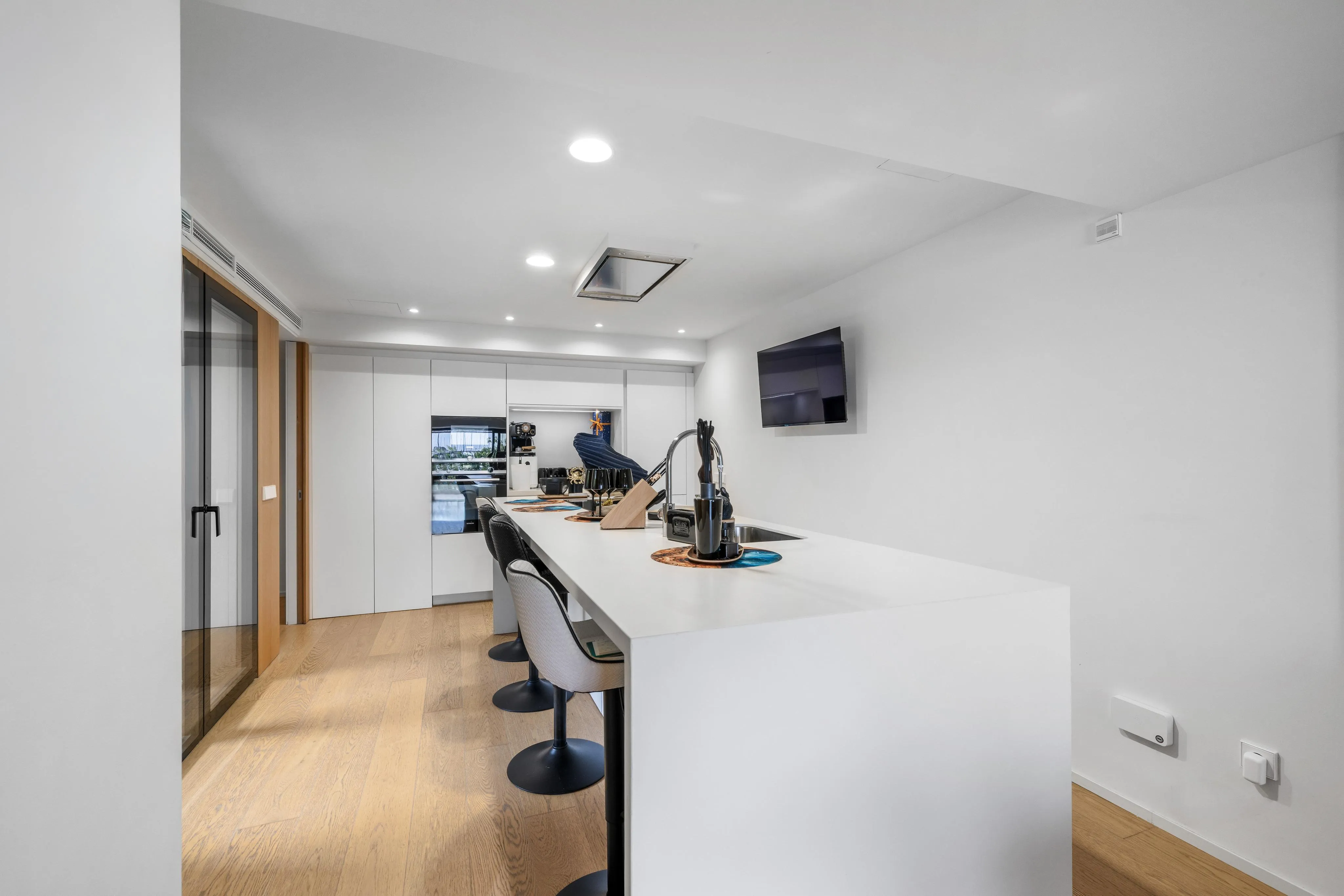 Elegancia contemporánea en primera línea del Paseo Marítimo con vistas abiertas al puerto-6