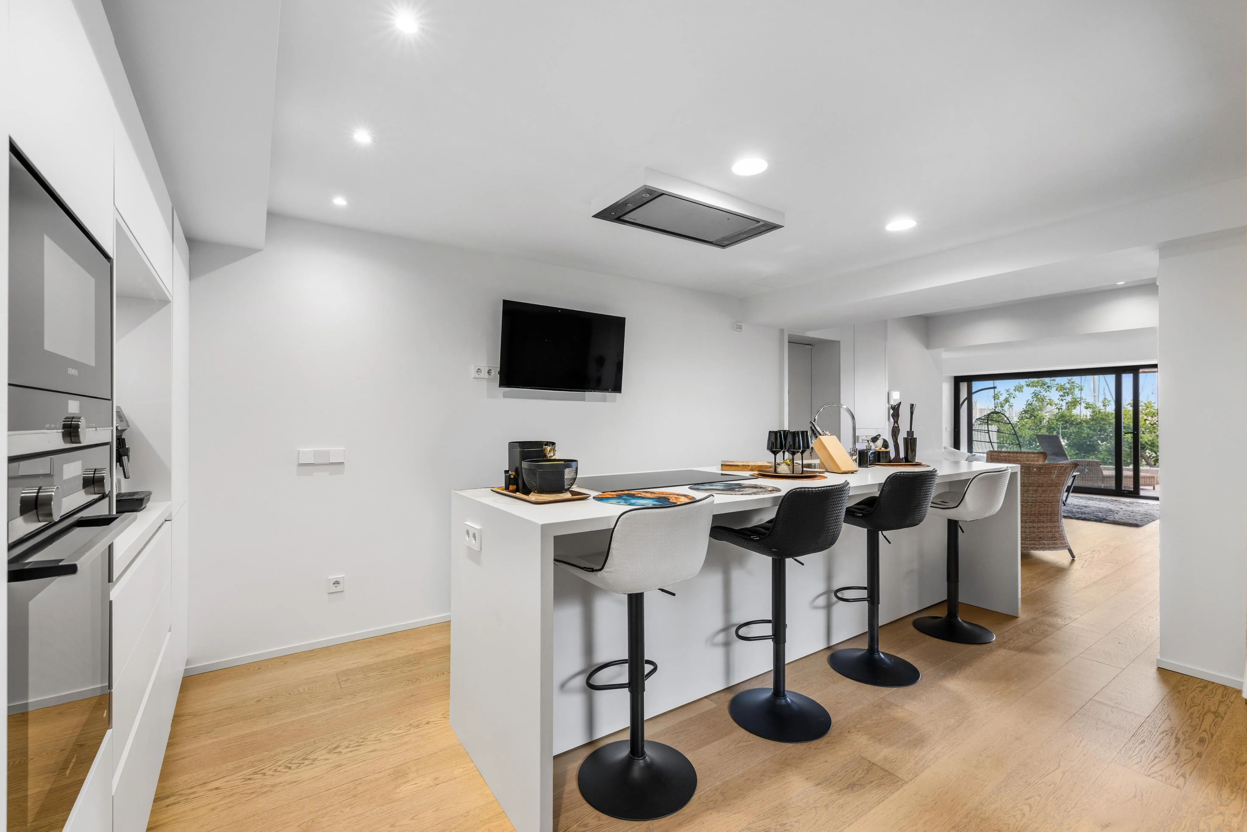 Contemporary Elegance on the Front Line of Paseo Marítimo with Open Views of the Harbour-5