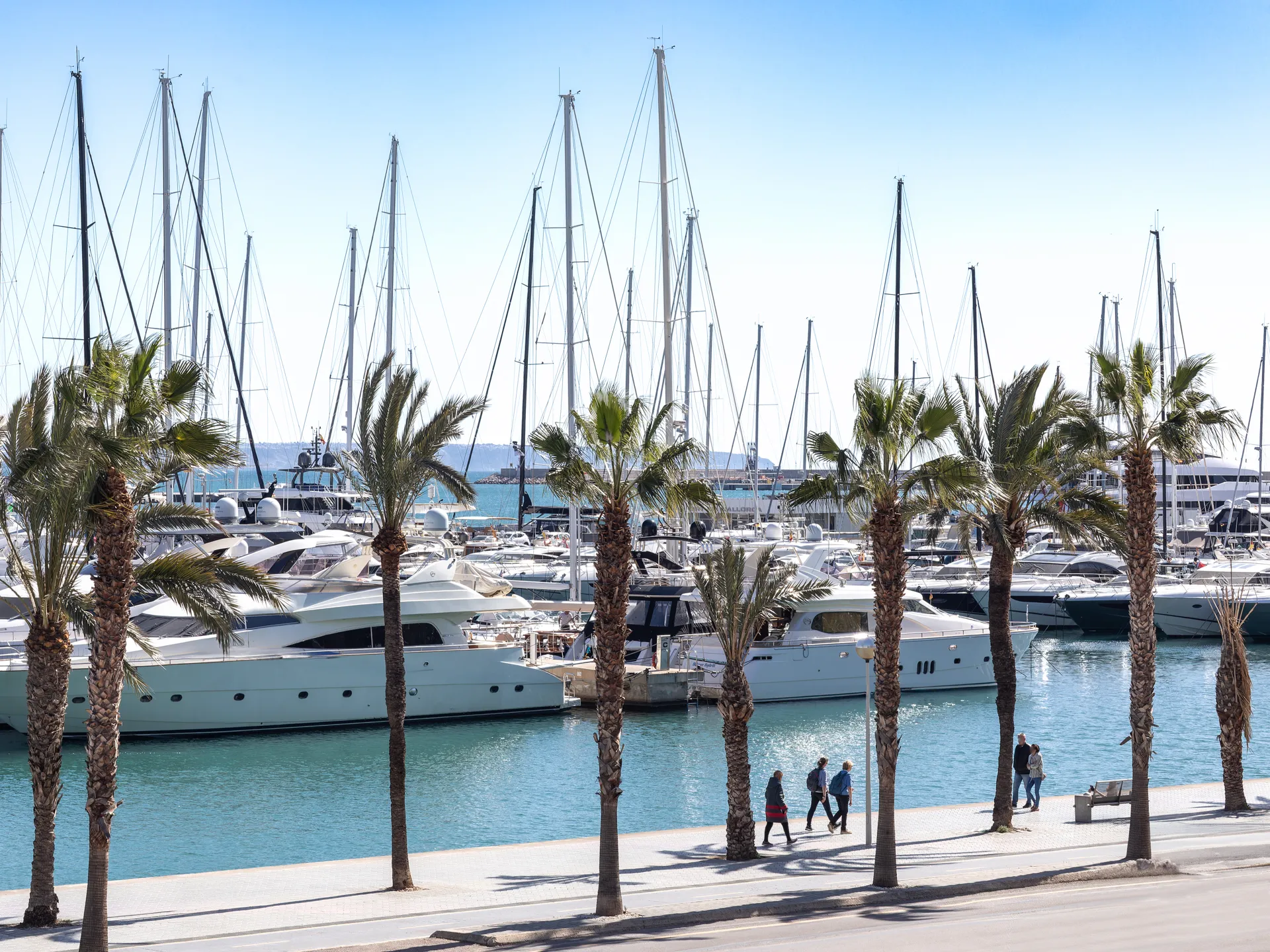 Elegancia contemporánea en primera línea del Paseo Marítimo con vistas abiertas al puerto-14