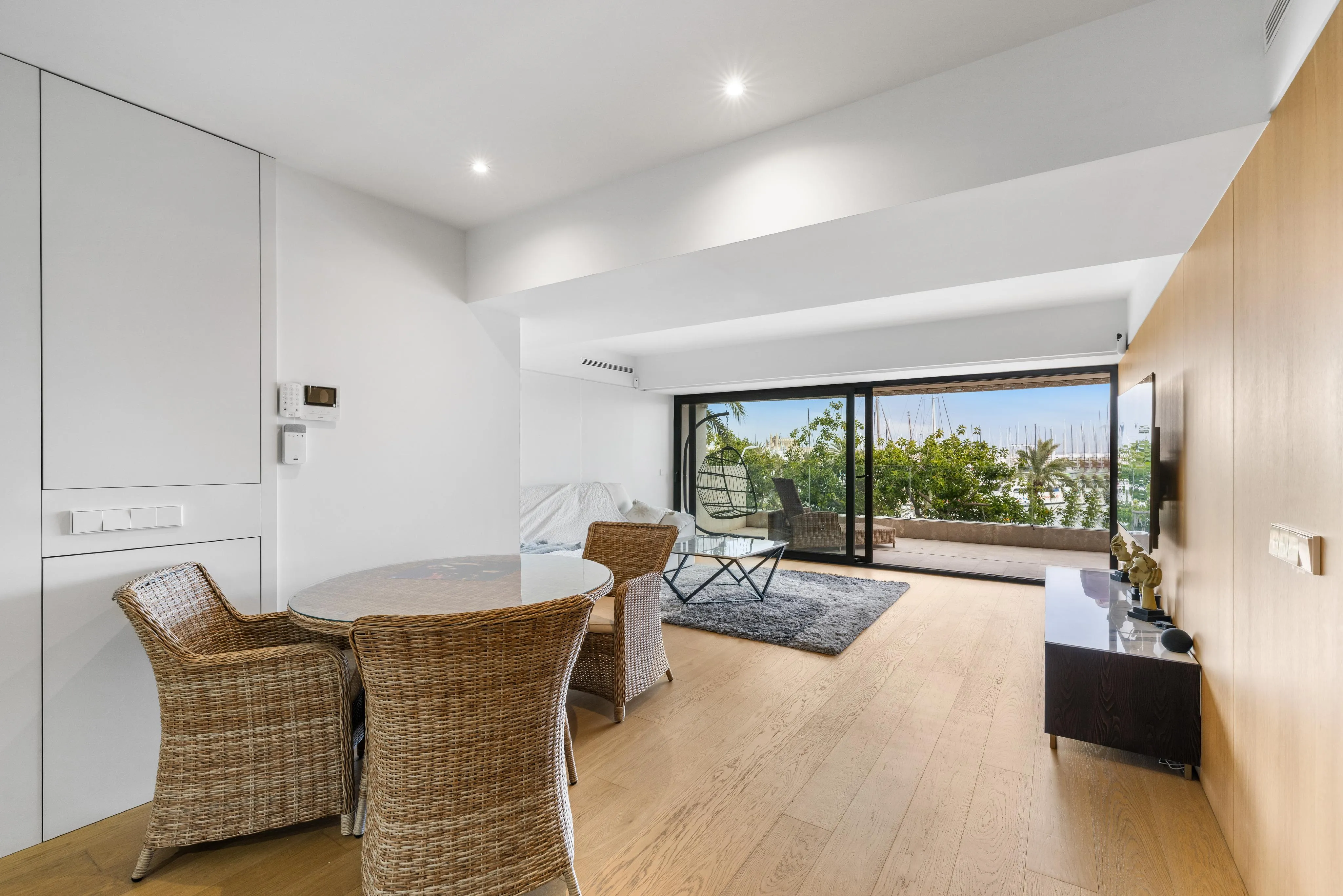 Elegancia contemporánea en primera línea del Paseo Marítimo con vistas abiertas al puerto-2