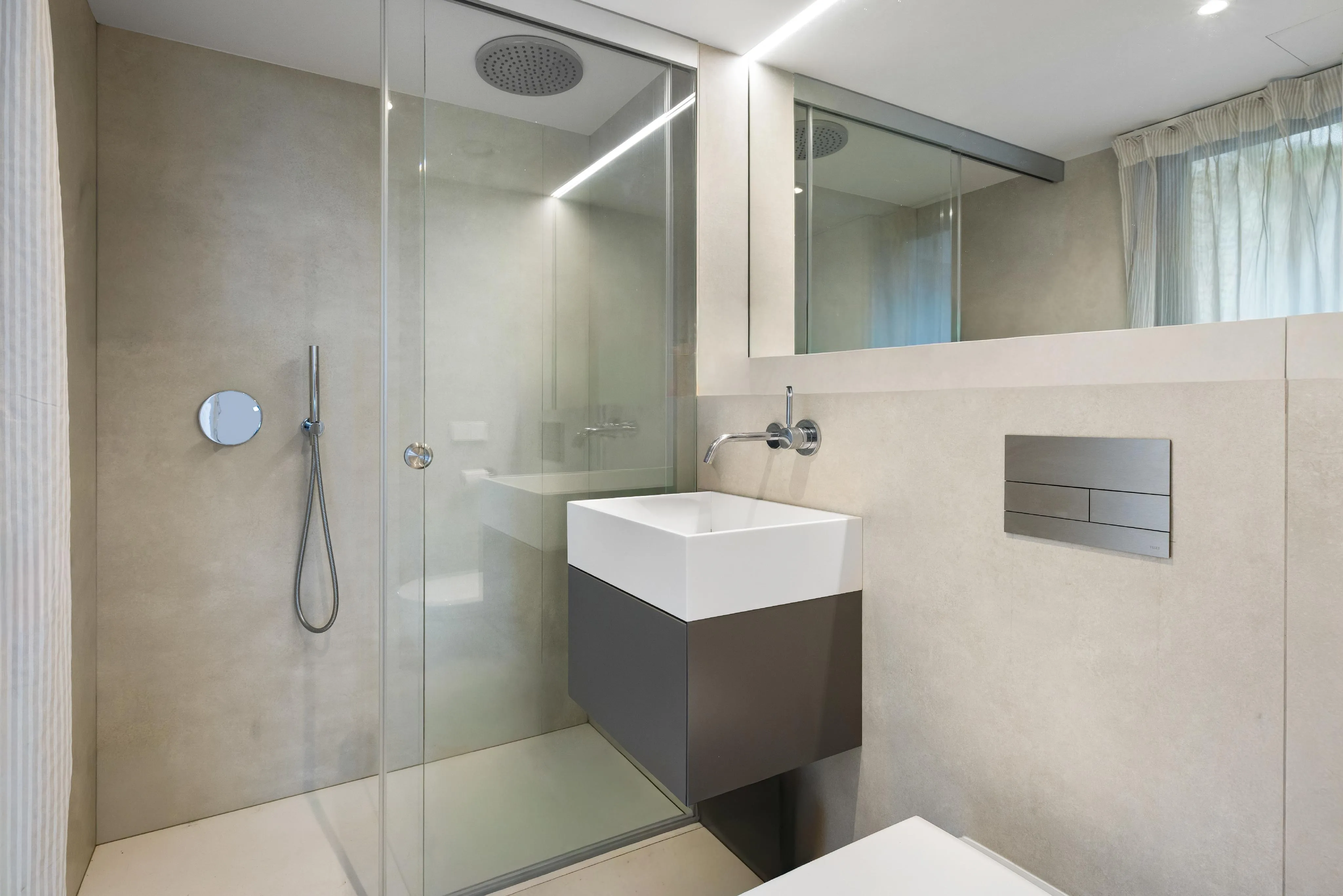 Contemporary Elegance on the Front Line of Paseo Marítimo with Open Views of the Harbour-10