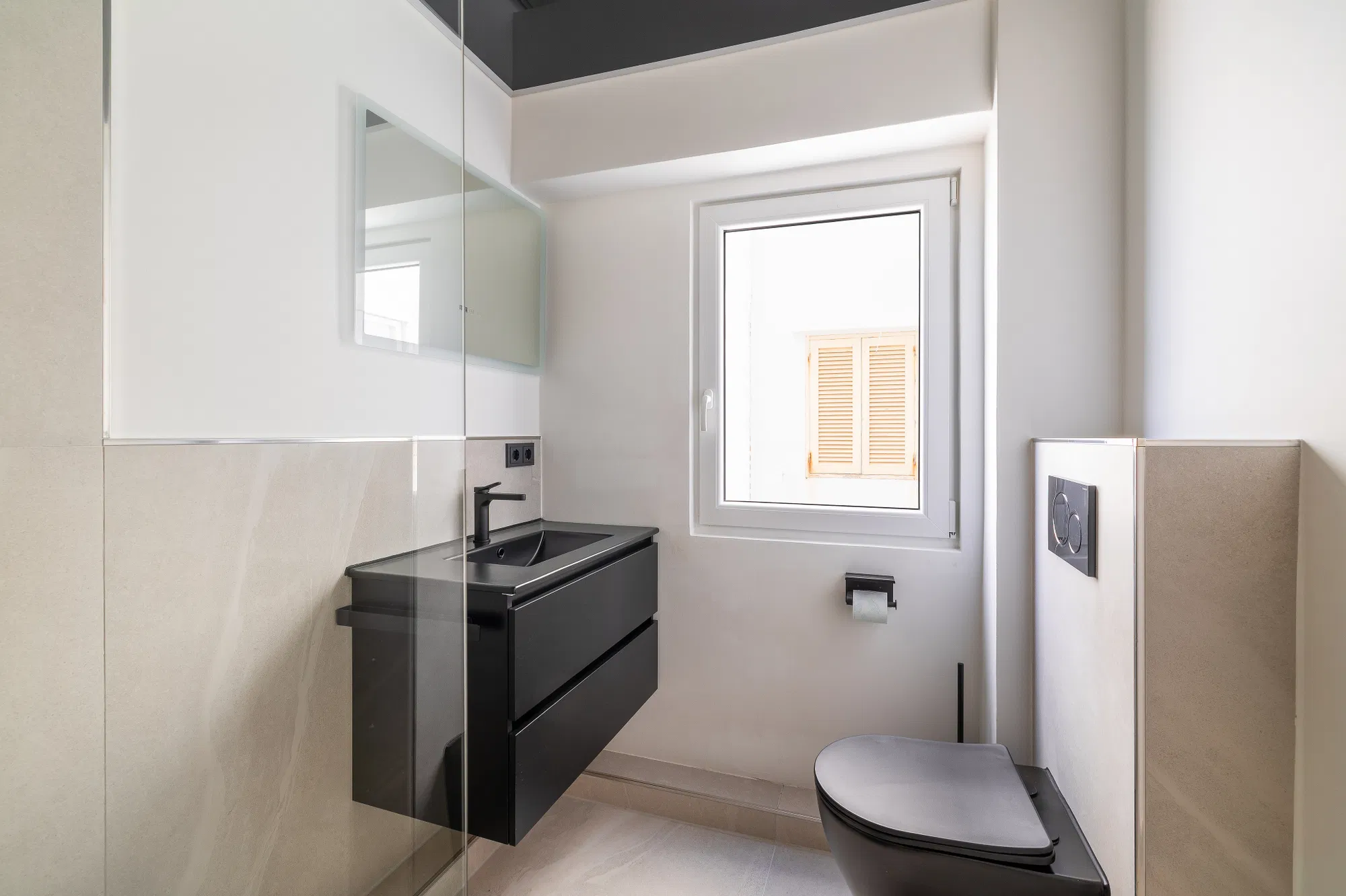 Renovated apartment close to the beach with sea views-9