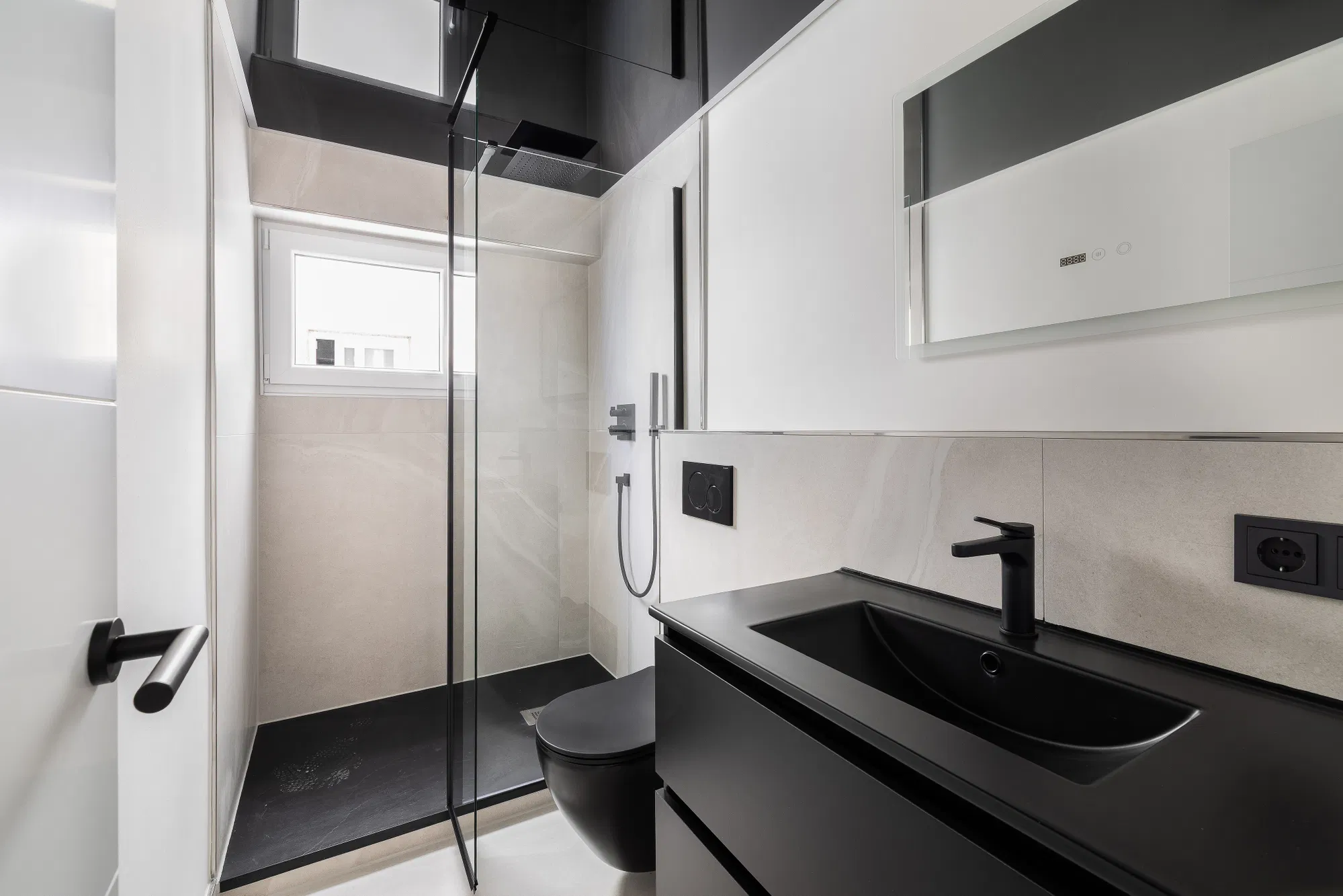 Renovated apartment close to the beach with sea views-7