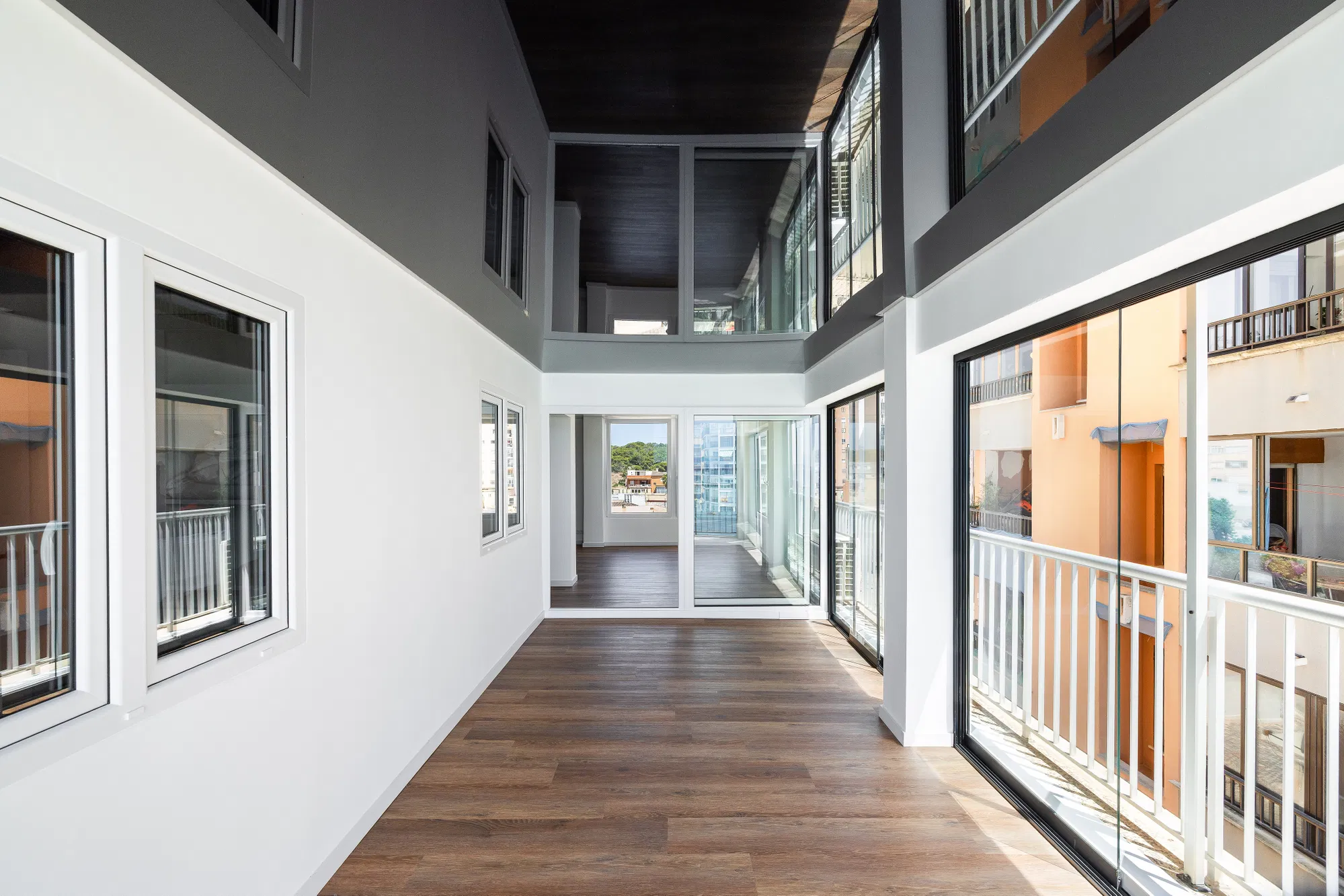 Renovated apartment close to the beach with sea views-11
