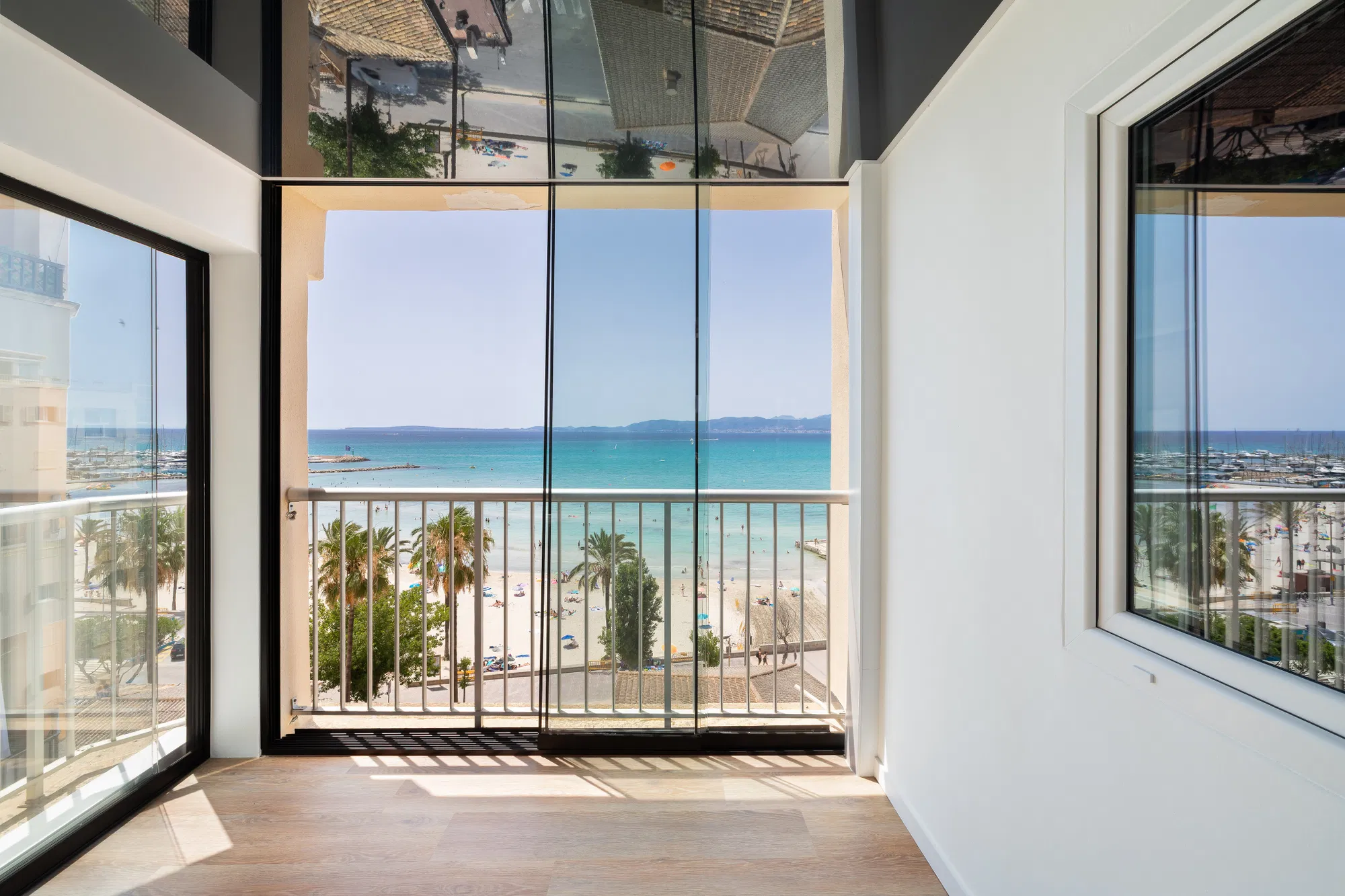 Renovated apartment close to the beach with sea views-2