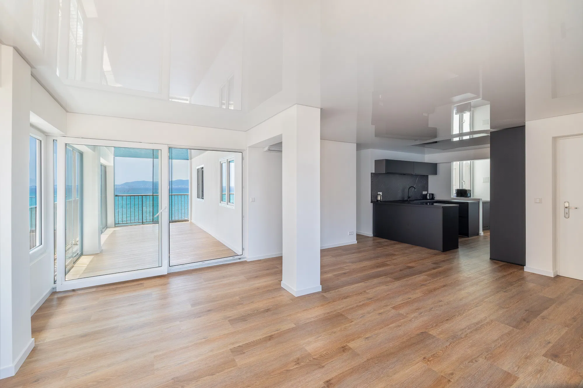 Renovated apartment close to the beach with sea views-3